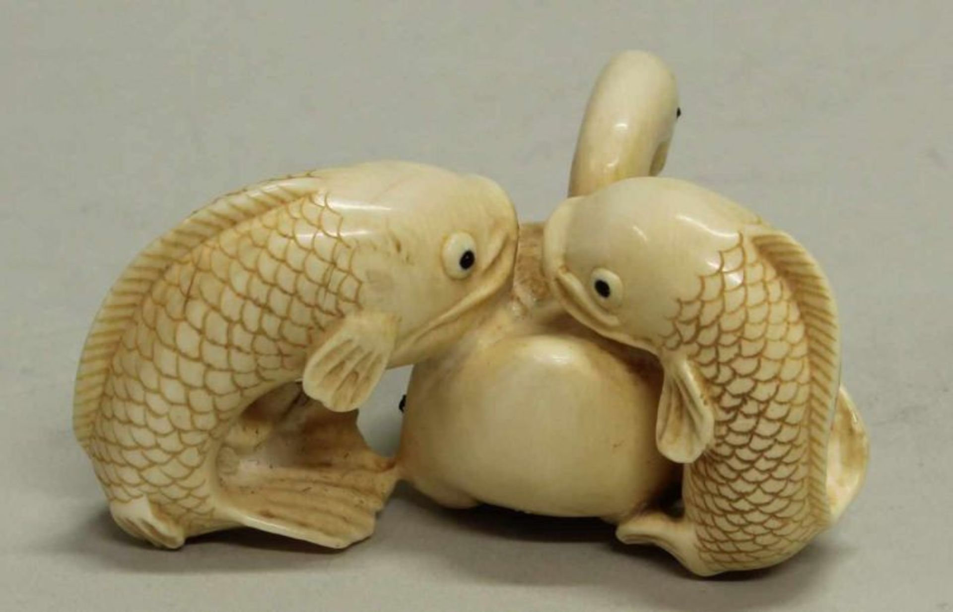 Netsuke, "Karpfen mit Gans", China, um 1930, Elfenbein, geschnitzt, 3 cm hoch 20.00 % buyer's - Image 2 of 4