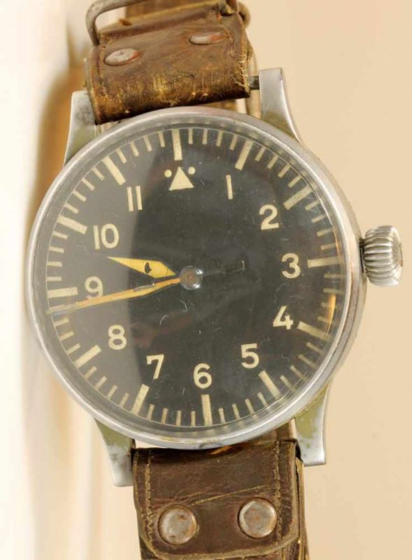 Flieger-/Beobachtungsuhr, 1940er Jahre (2. Weltkrieg), auf dem Innendeckel graviert: Hersteller