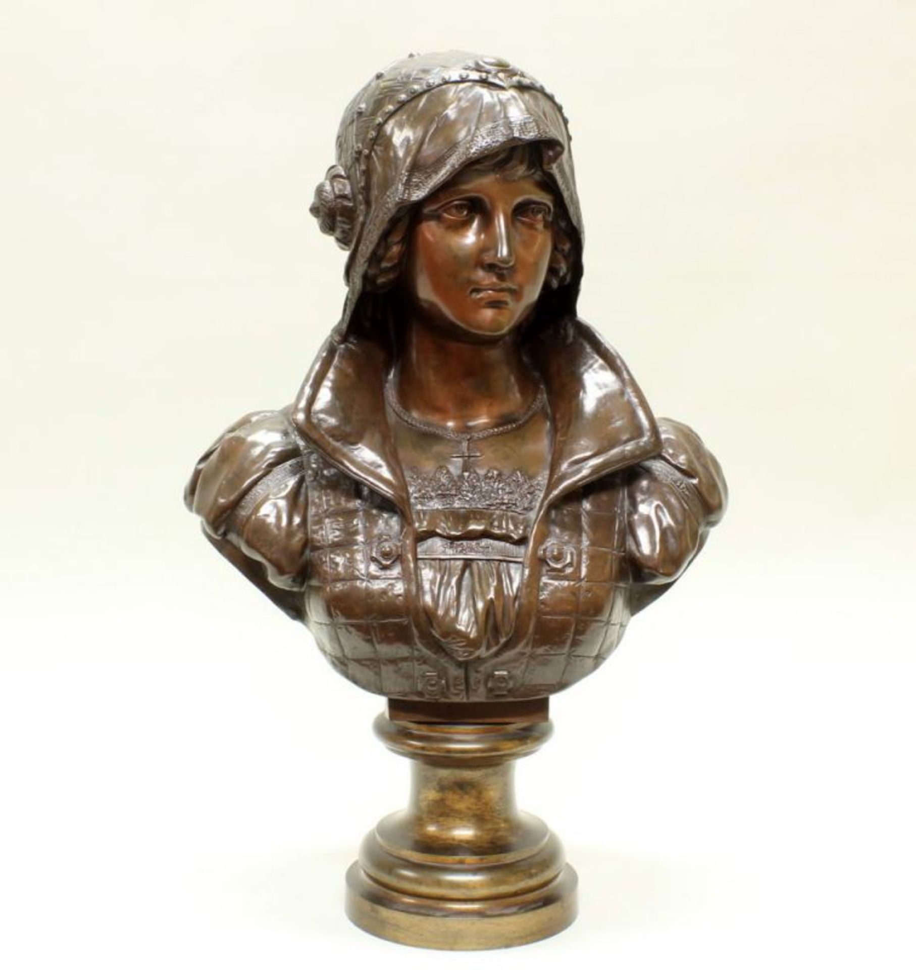 Bronze, dunkelbraun patiniert, "Frauenbüste", auf Metallsockel, verso bezeichnet P. Baur FB, 68 cm