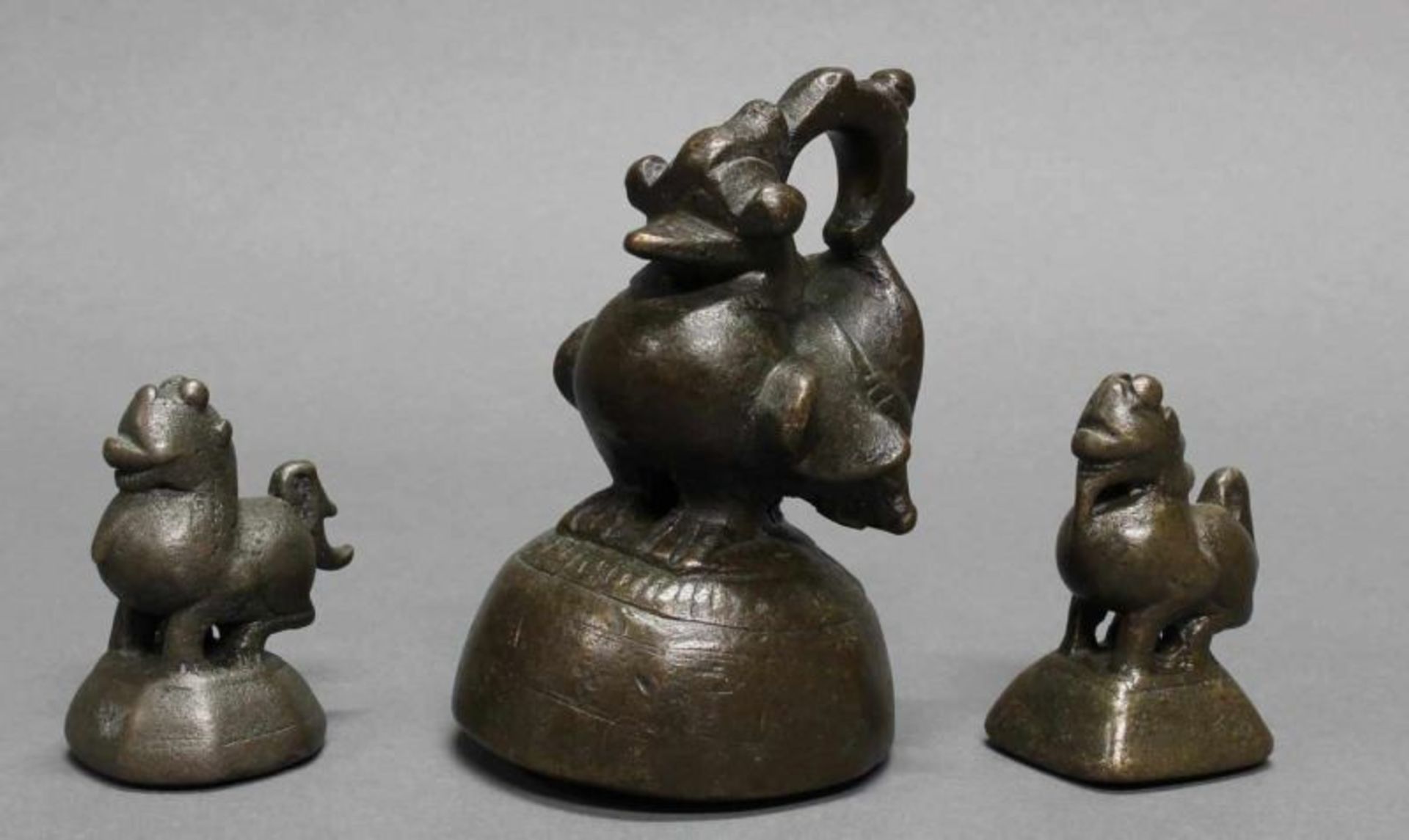 3 Opiumgewichte, Burma, 19. Jh., Bronze, 1x Hahn, 2x Fabeltiere, 6.5-11.5 cm hoch 20.00 % buyer's