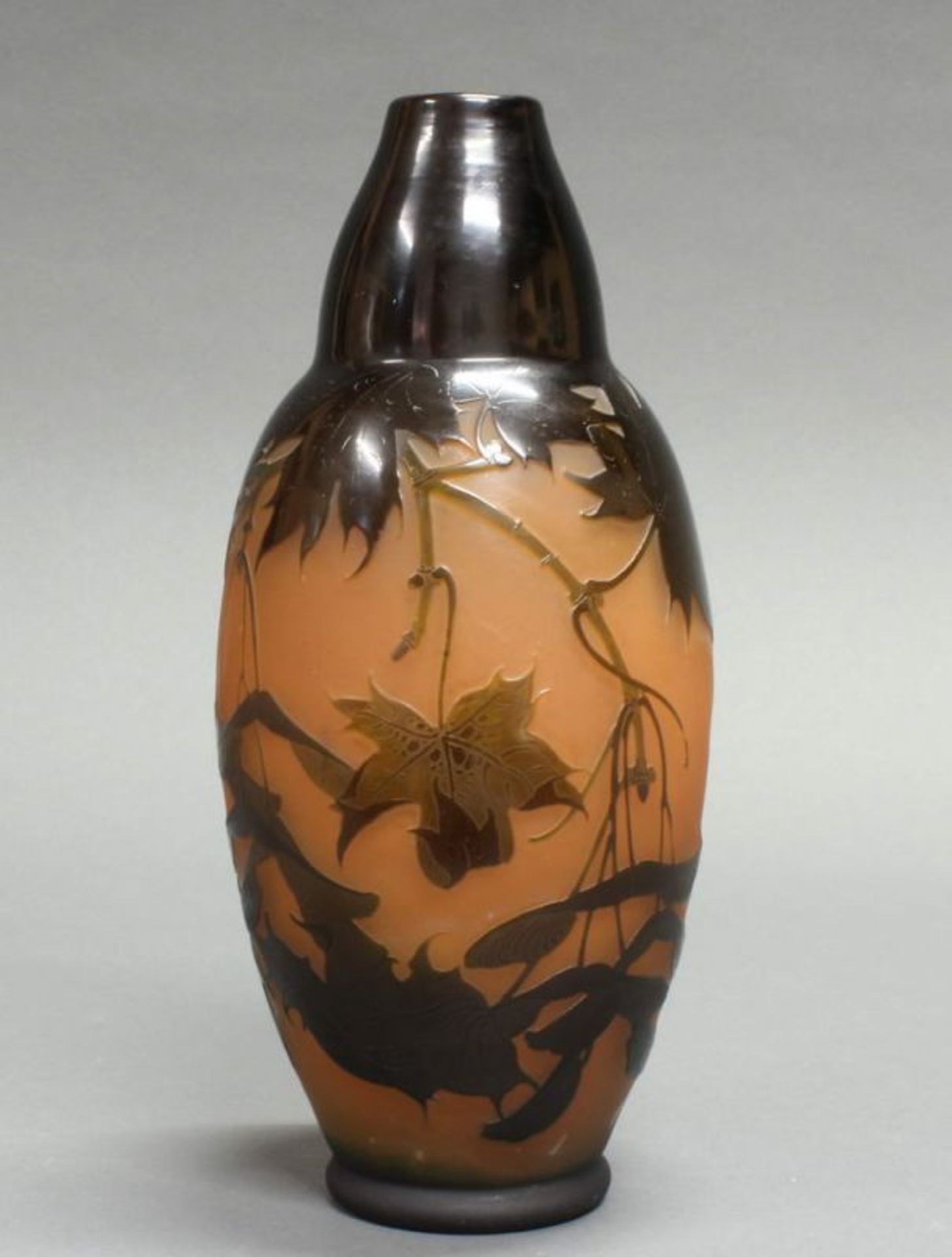 Vase, Paul Nicolas, Nancy, um 1925, brauner Überfangdekor mit Ahorn auf lachsrotem Grund, signiert