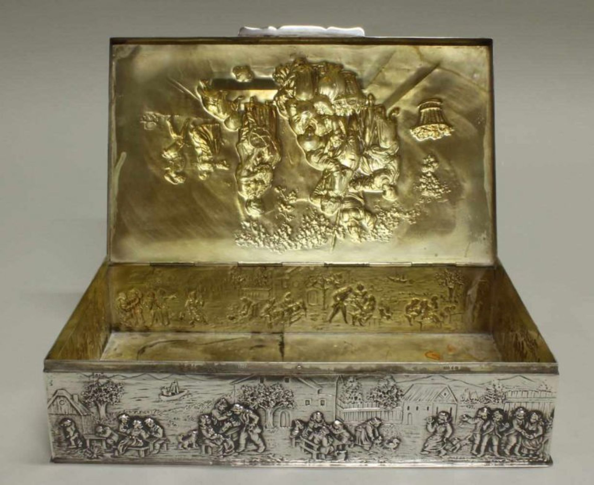 Gebäckdose, Silber 800, deutsch, figuraler Reliefdekor, innen vergoldet, 6 x 26 x 15 cm, ca. 1.375 g - Image 7 of 7