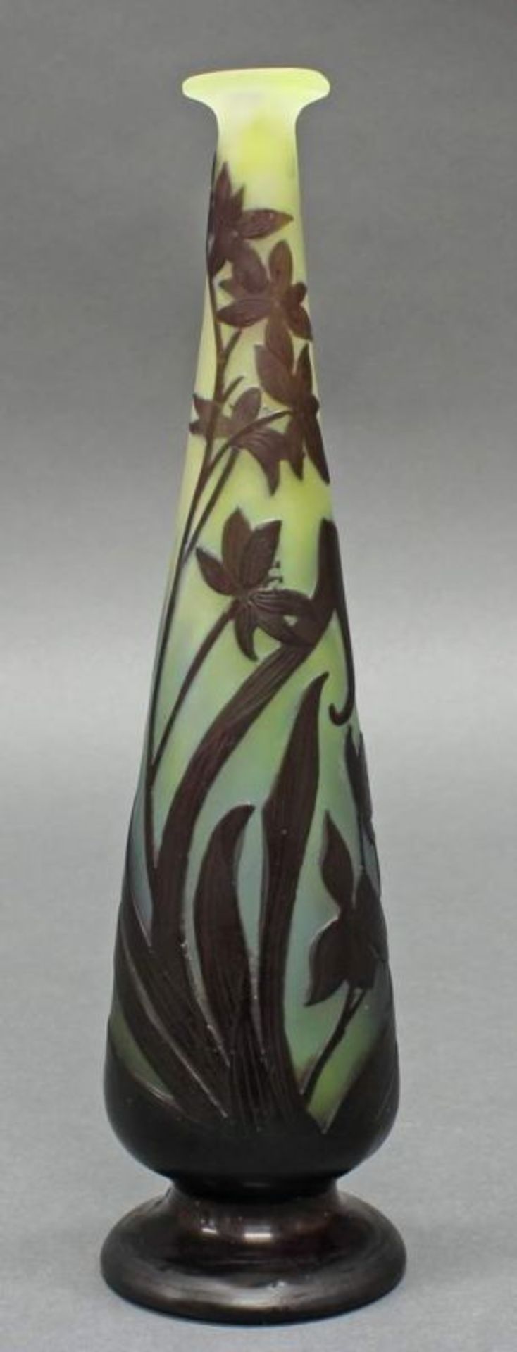 Vase, Emile Gallé, 1906-1914, Glas, Überfangdekor mit wilden Anemonen auf grünlichen Grund, schlanke