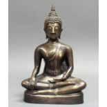 Skulptur, "Sitzender Buddha", Thailand, 20. Jh., Bronze, 35 cm hoch 20.00 % buyer's premium on the