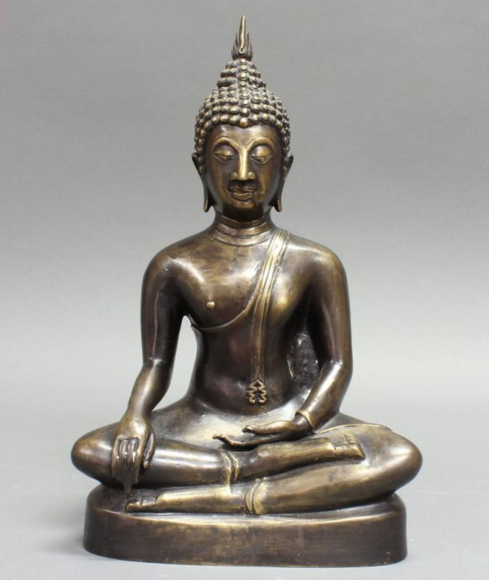 Skulptur, "Sitzender Buddha", Thailand, 20. Jh., Bronze, 35 cm hoch 20.00 % buyer's premium on the