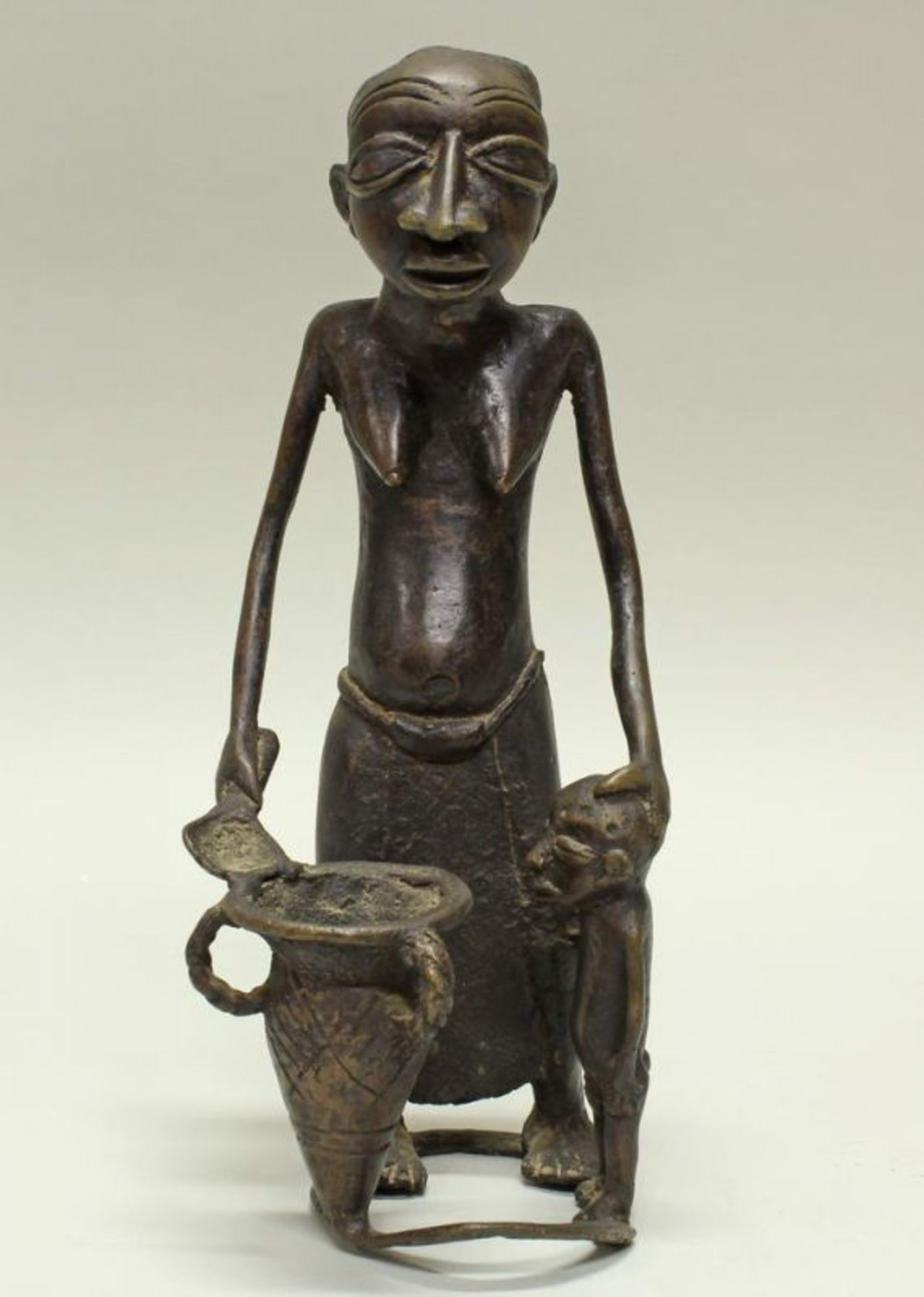 Figur, "Mutter-Kind mit Krug", Bronze, Nigeria, Afrika, 29 cm hoch. Provenienz: Rheinische