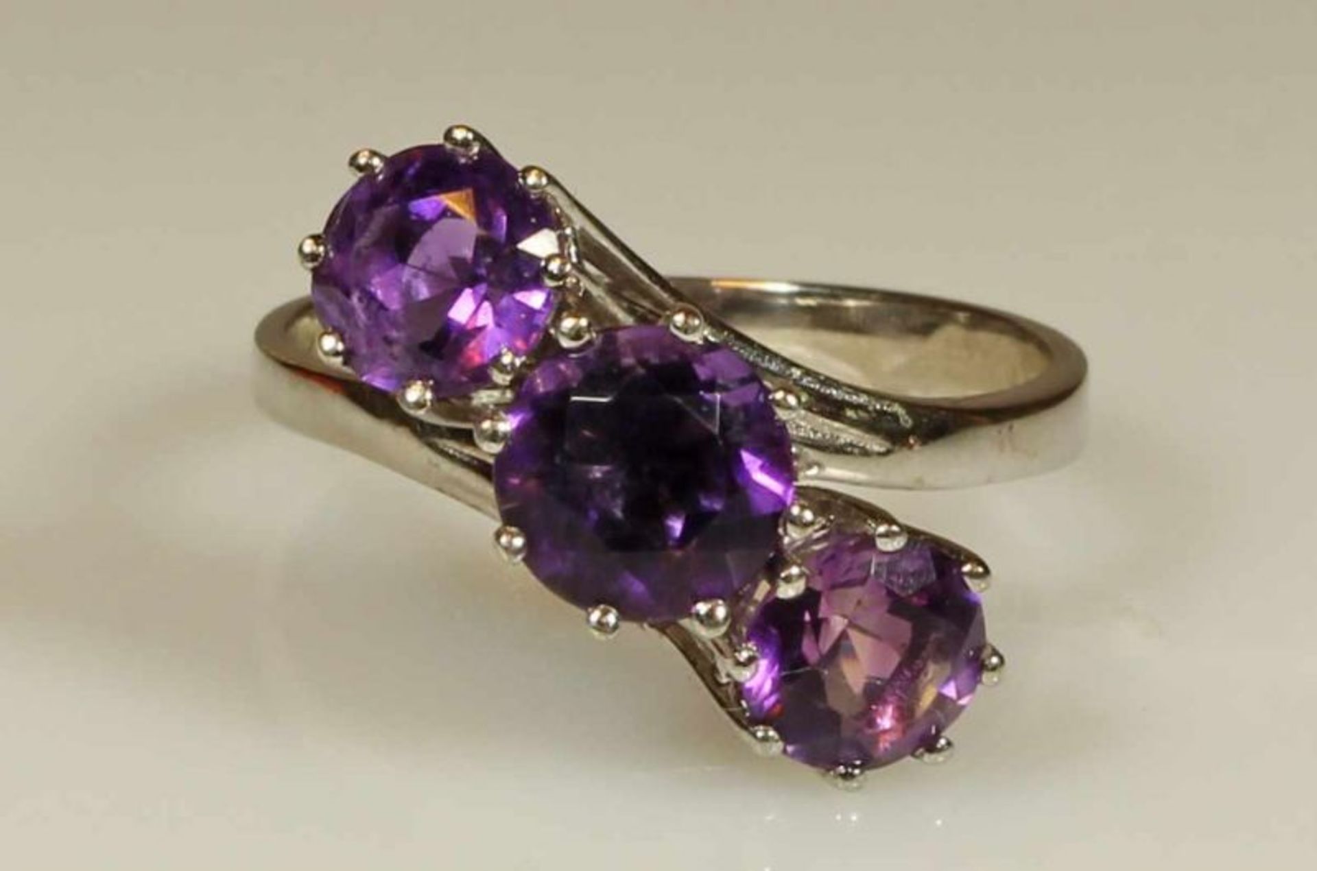 Ring, WG 585, 3 facettierte Amethyste, zus. ca. 1.75 ct, 5 g, RM 18 20.00 % buyer's premium on the