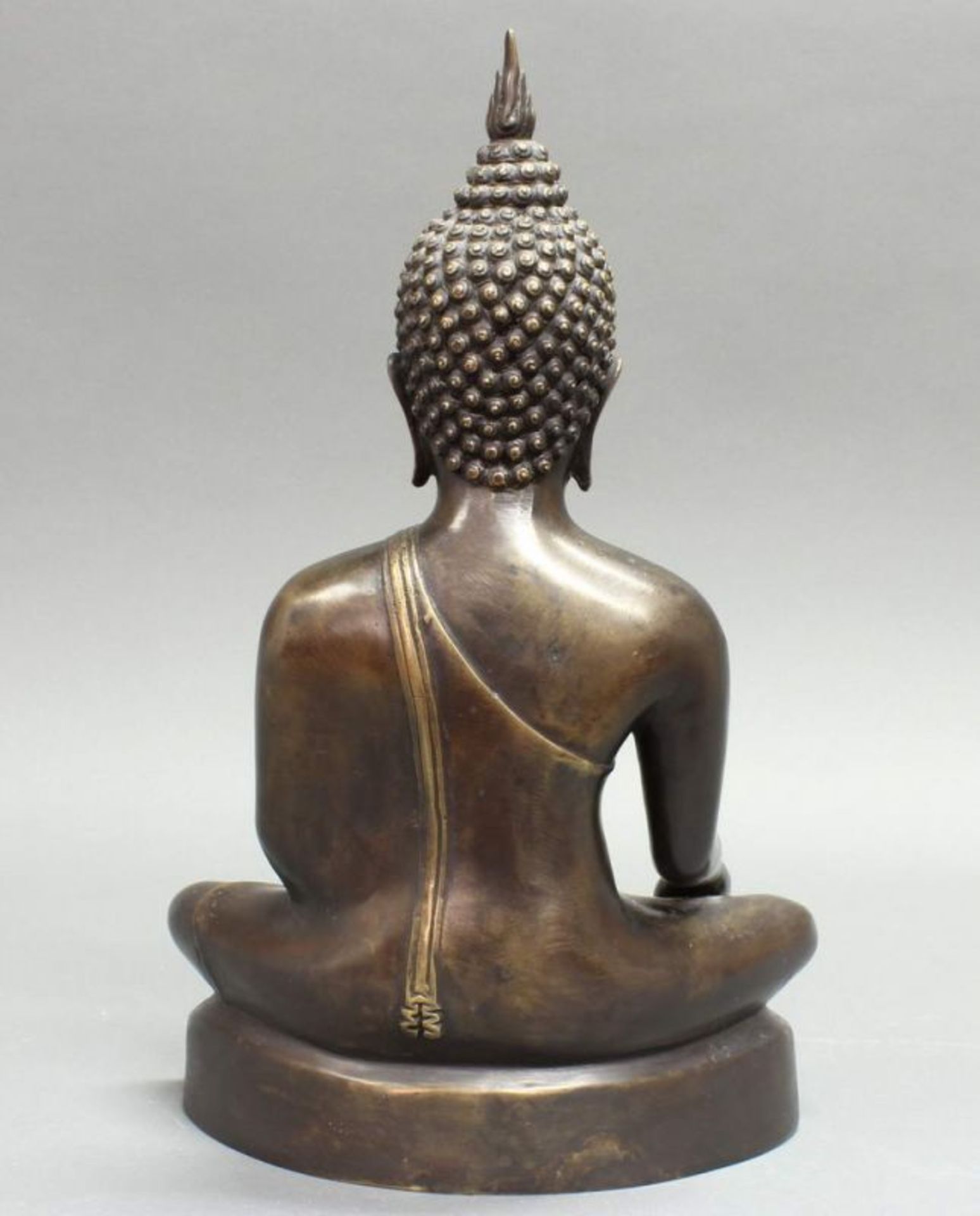 Skulptur, "Sitzender Buddha", Thailand, 20. Jh., Bronze, 35 cm hoch 20.00 % buyer's premium on the - Image 2 of 2