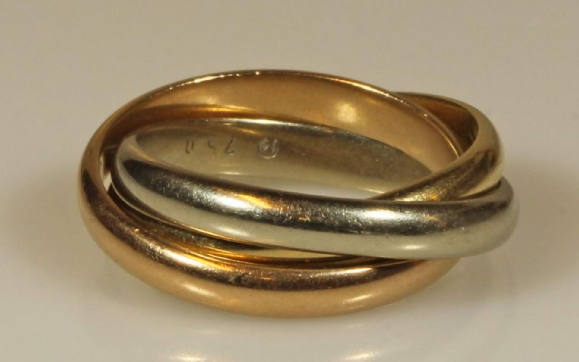 Tricolor-Ring, in der Art Cartier, bestehend aus drei ineinander gehängten Ringen, WG/RG/GG 585, 6.8