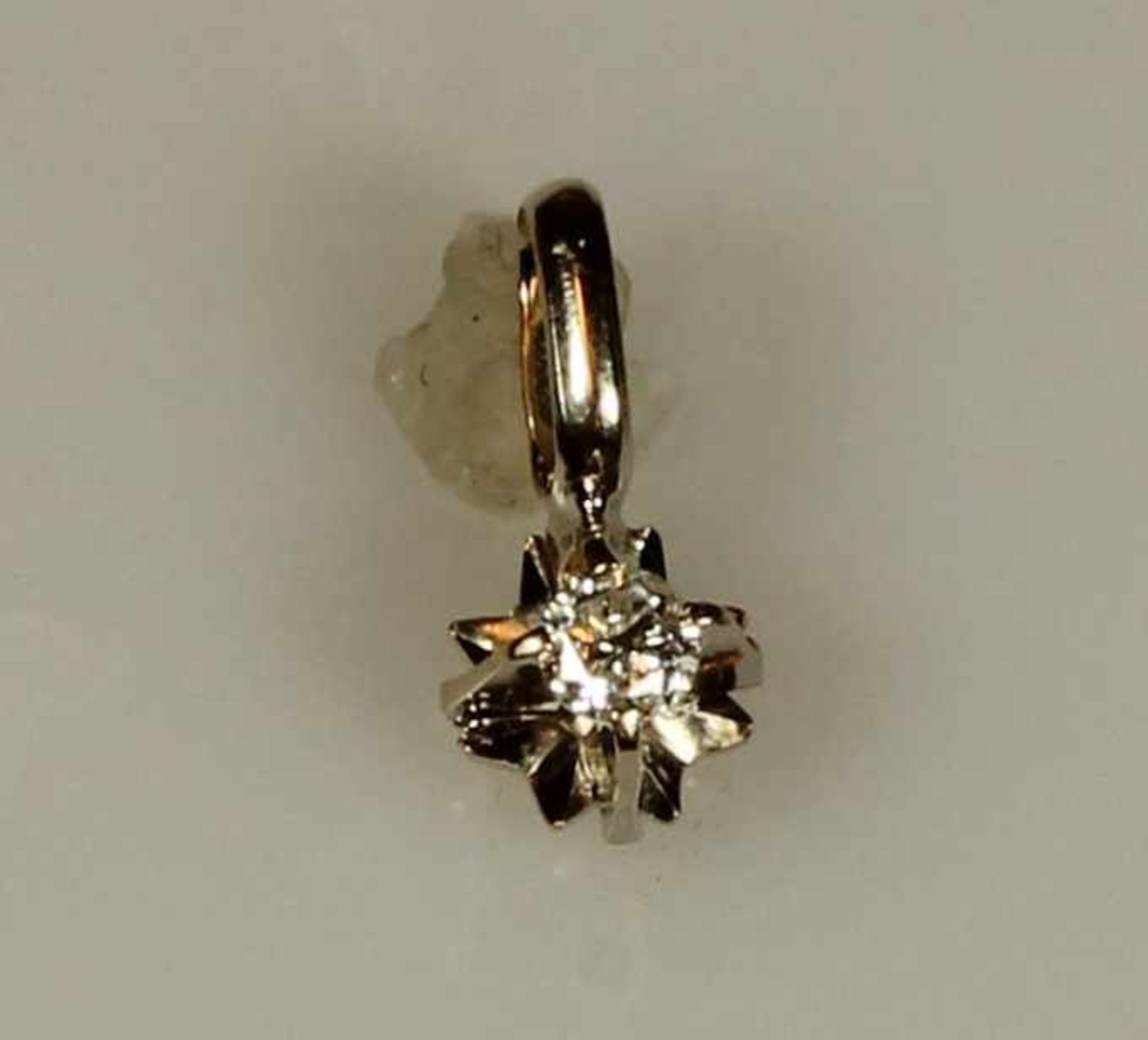 Kettenanhänger, WG 585, 1 Brillant, ca. 0.08 ct., etwa w/p1, 0.4 g 20.00 % buyer's premium on the