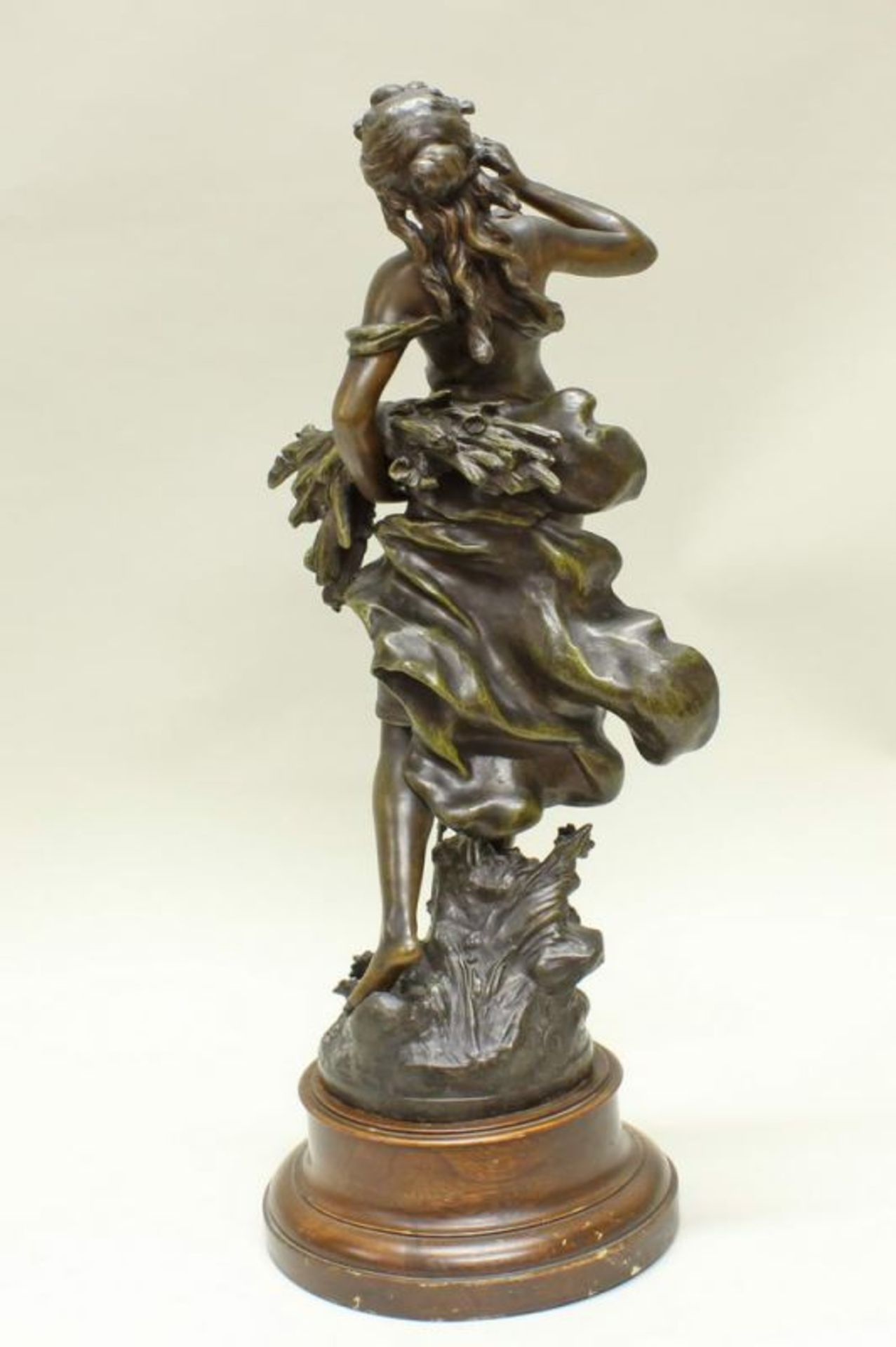 Bronze, grünlich patiniert, "Echo de la Montage/Echo des Berges", auf Holzsockel, auf Metallschild - Image 4 of 6