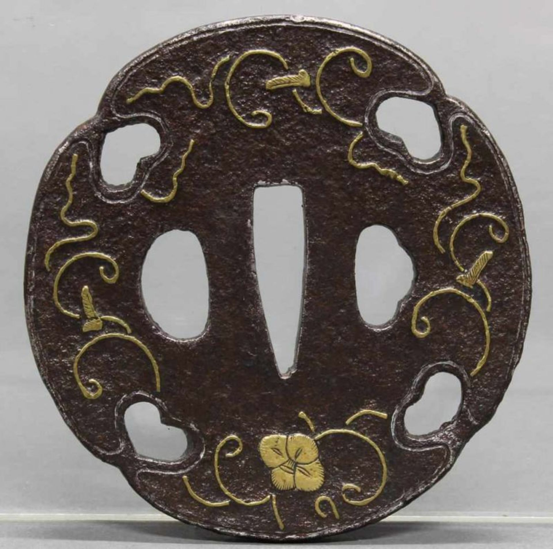 Tsuba, Japan, 19. Jh., Eisen, Ranken und durchbrochene Herzen, Metalleinlagen, 8.1 x 7.8 cm,