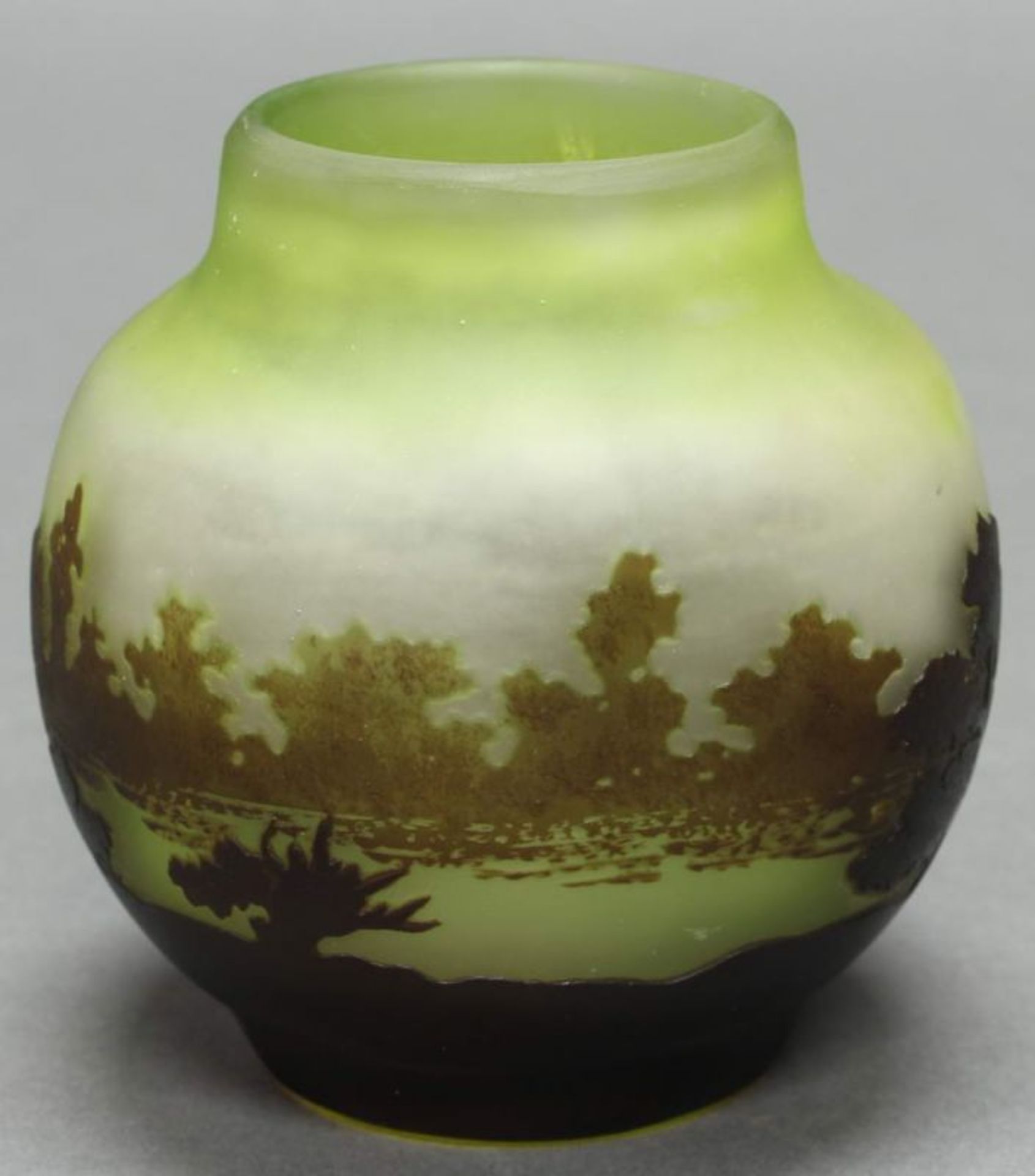 Vase, Emile Gallé, 1906-1914, Glas, brauner Überfangdekor mit Flusslandschaft, grün-weißer Fond, - Image 2 of 4