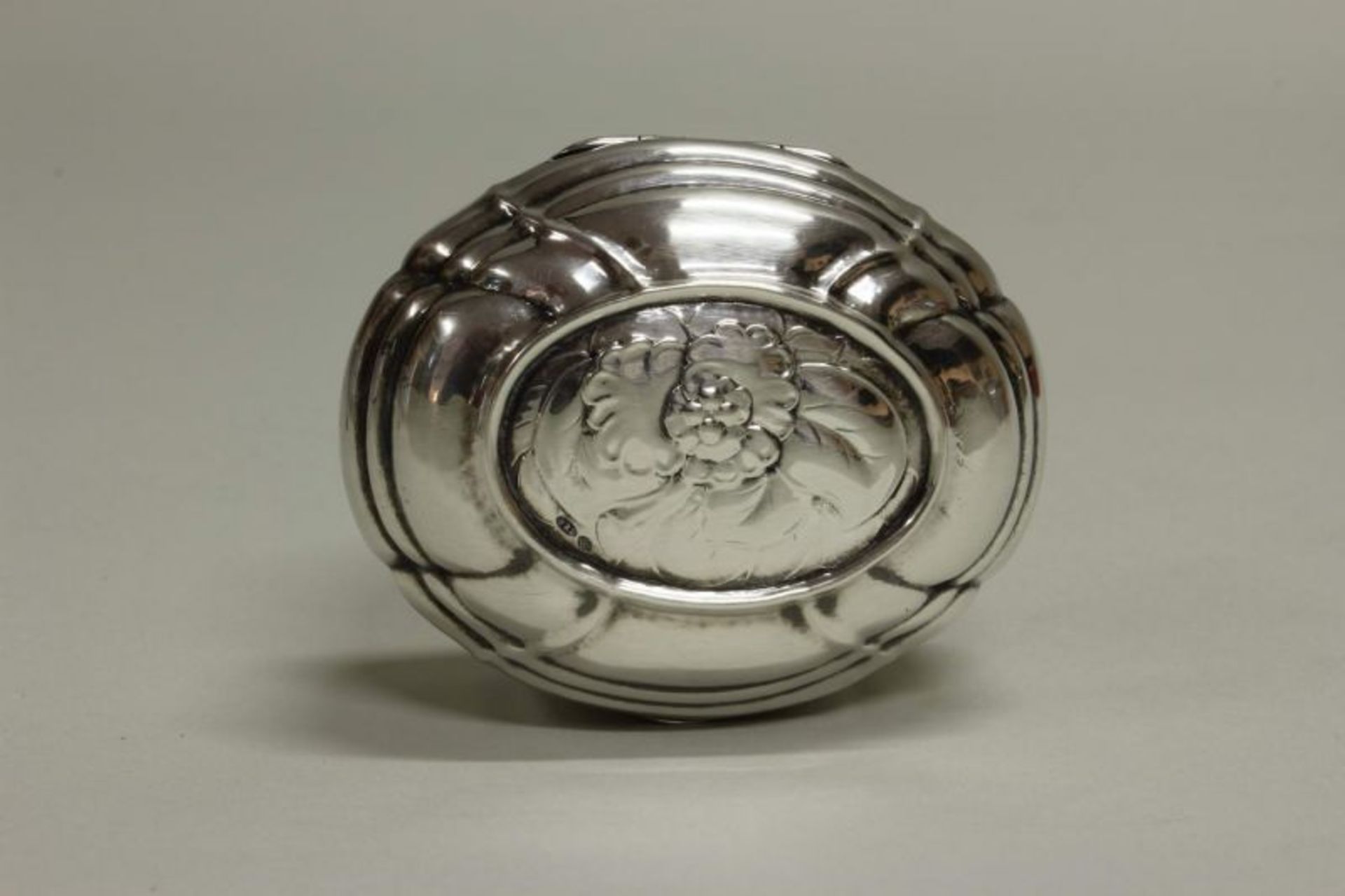 Pillendose, Silber 925, Kopenhagen, Georg Jensen, Modellnummer 142, floral verziert, 3.5 x 7 x 5.5 - Image 2 of 2