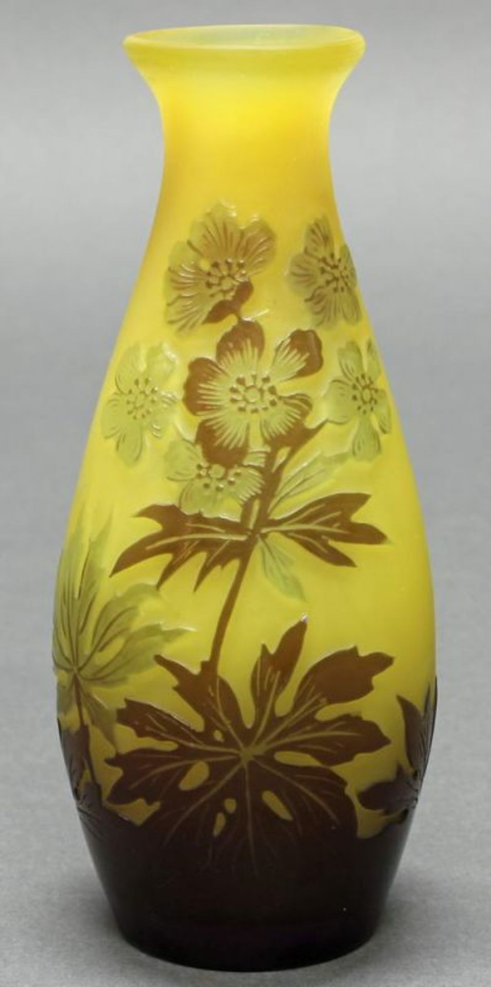 Vase, Emile Gallé, 1906-1914, Glas, brauner Überfangdekor mit Hahnenfuß, matt-gelber Fond,