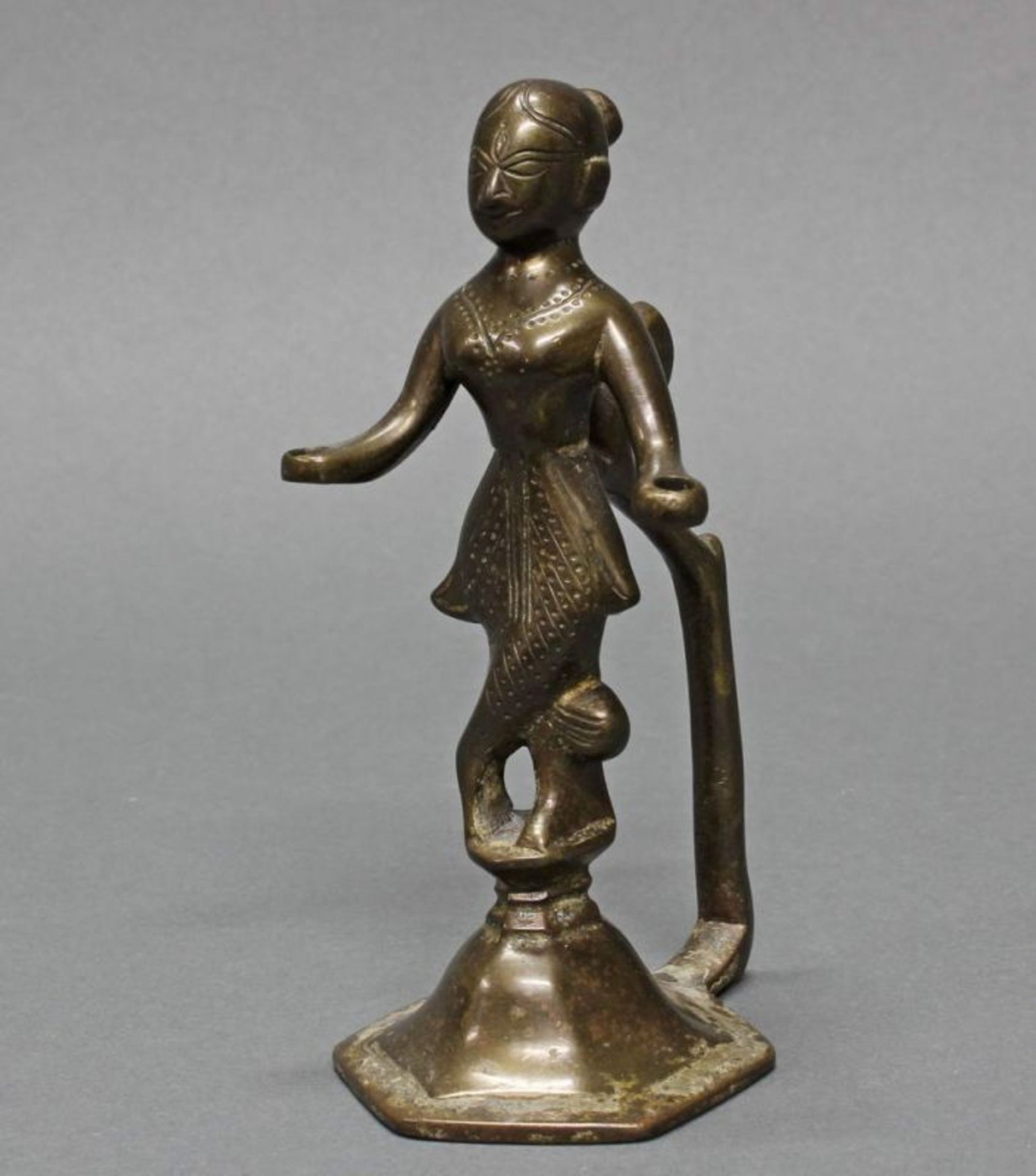 Konvolut 13 Kleinbronzen, Indien, 19./20. Jh., Messing/Bronze, Gottheiten, Altar, u.a., 4.3-28 cm - Image 13 of 14