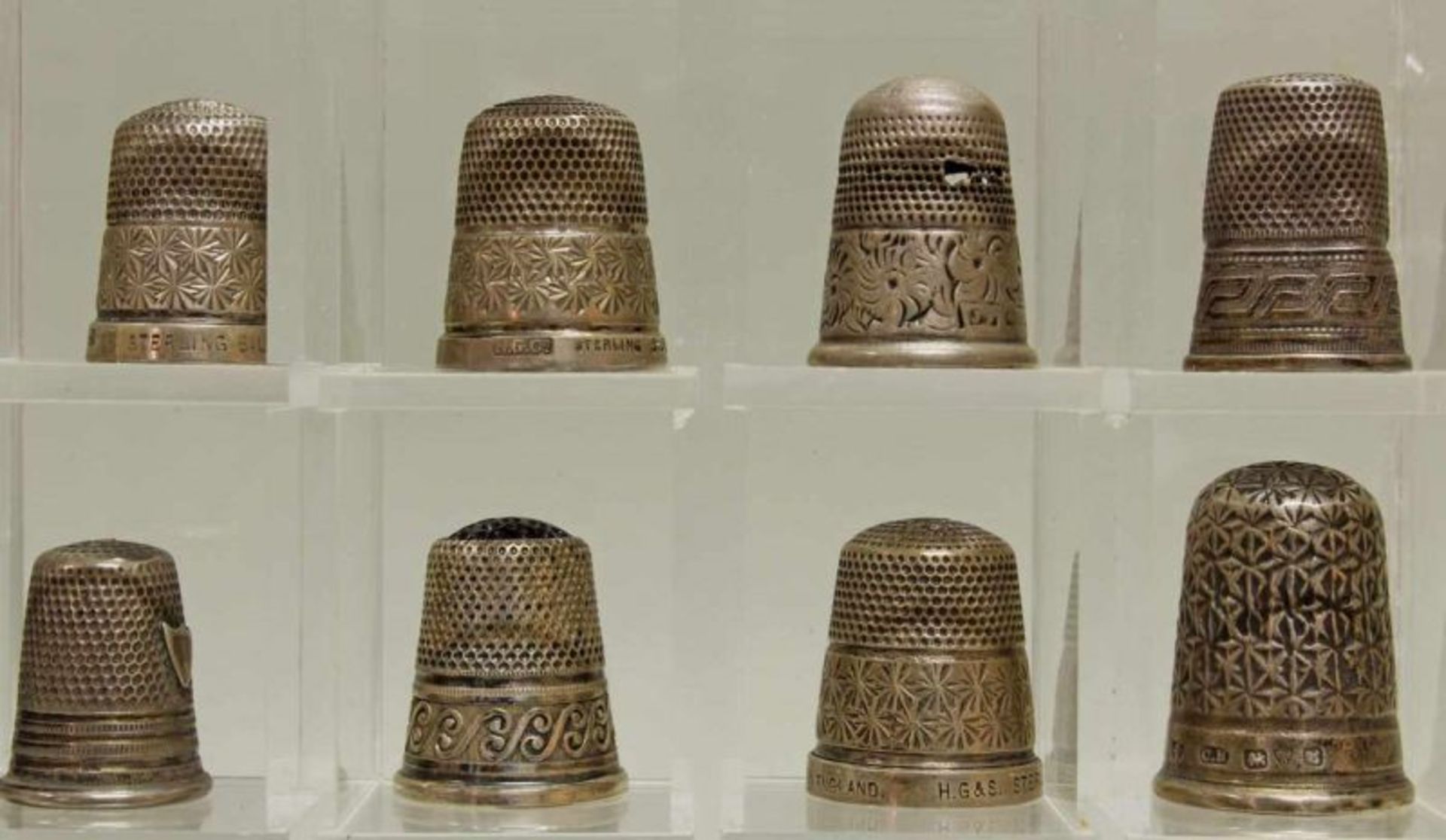 Sammlung von 52 Fingerhüten, meist Silber, England u.a., verschieden, ca. 2-2.8 cm hoch, - Image 3 of 7