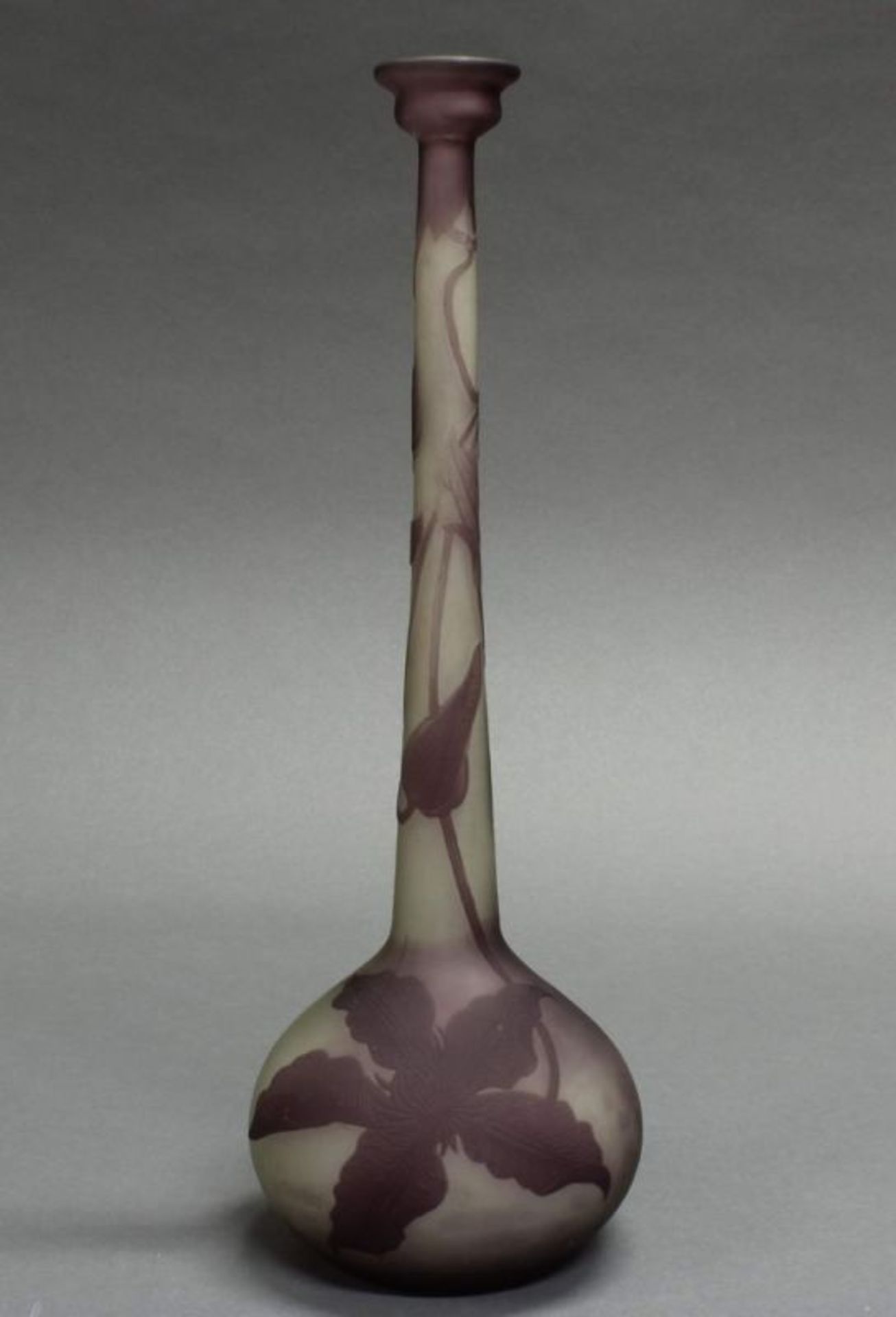 Enghalsvase, Emile Gallé, um 1910, Glas, violetter Überfangdekor mit Anemonen auf mattweißem