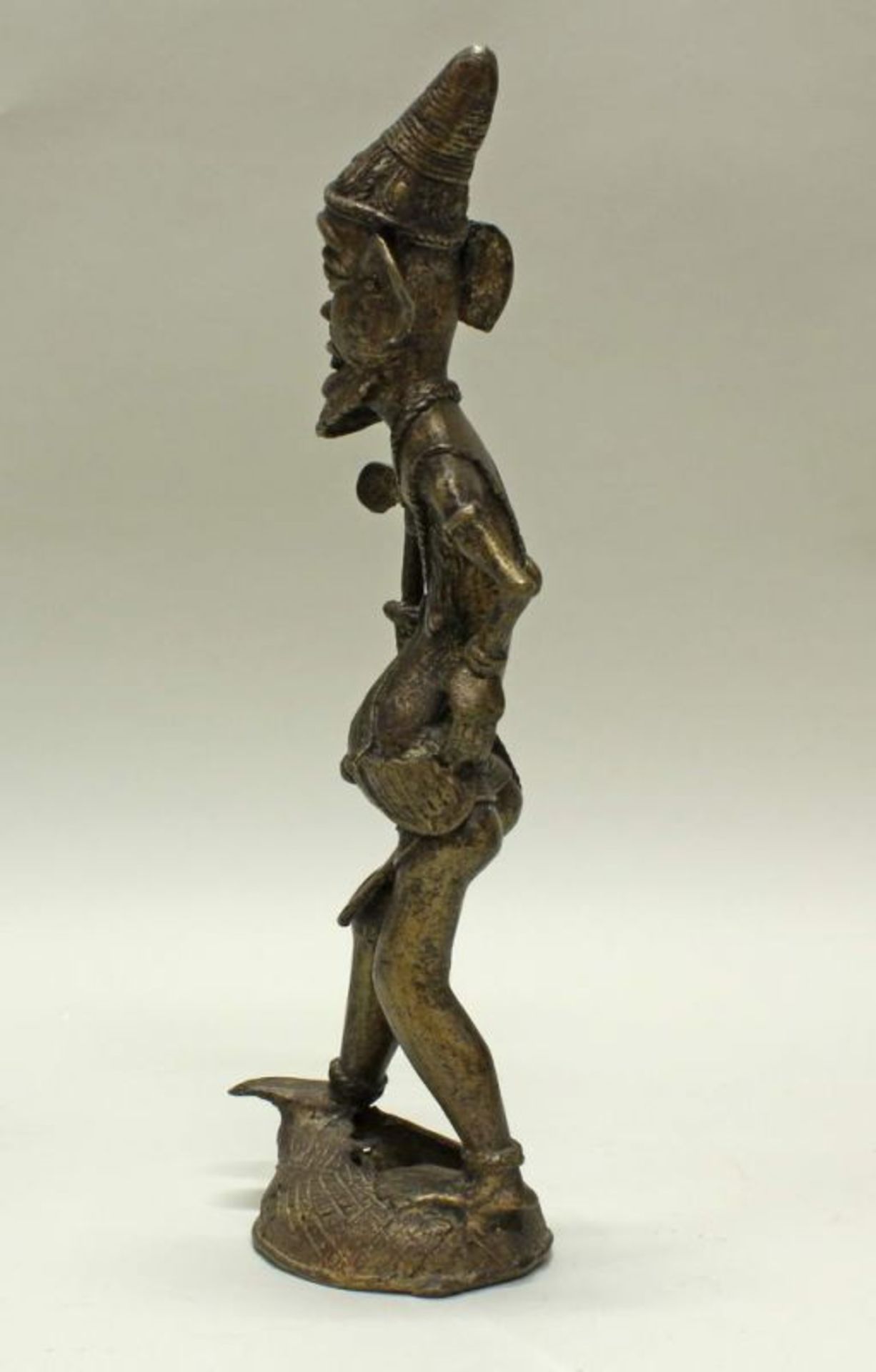 Figur, "Jäger", Bronze, Benin, Afrika, 36 cm hoch. Provenienz: Rheinische Privatsammlung 20.00 % - Image 3 of 3