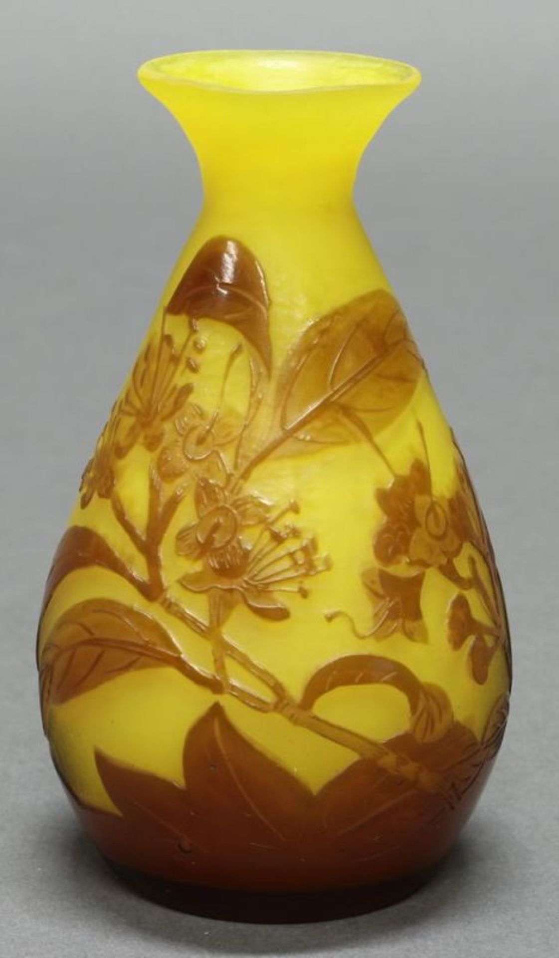 Vase, Emile Gallé, 1906-1914, Glas, brauner Überfangdekor mit Obstblüten, matt-gelber Grund,