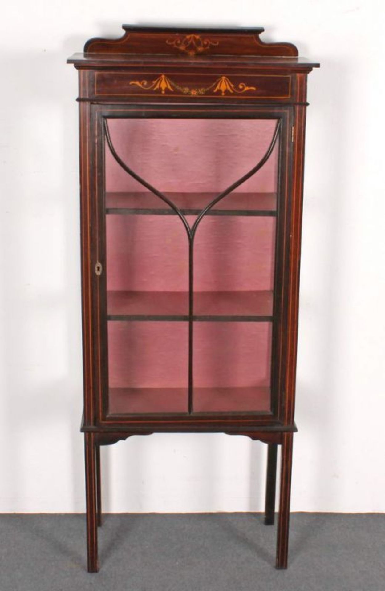 Vitrine, England, um 1900, Edwardian, Mahagoni, eintürig, dreiseitig verglast, 146 x 61 x 29 cm 20.