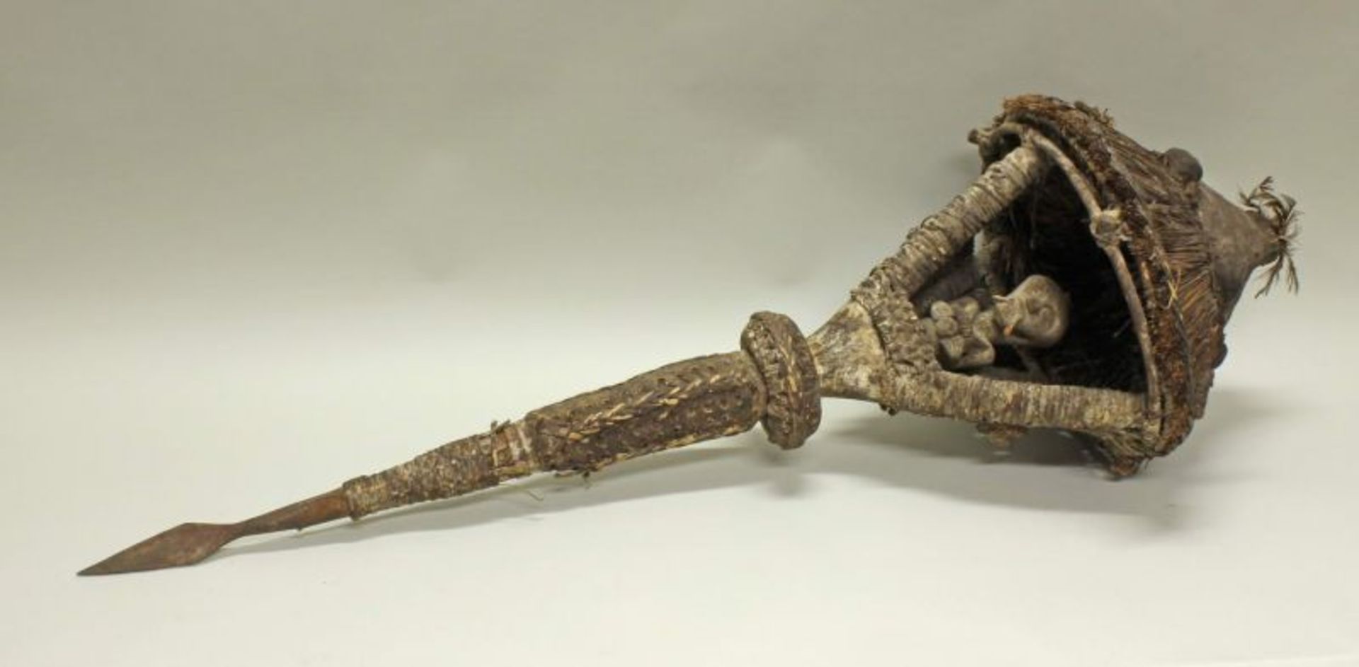 Fetisch, Songe, Zaïre, Afrika, Figur in Häuschen sitzend, auf Stab mit Eisenspitze, Holz, Leder,