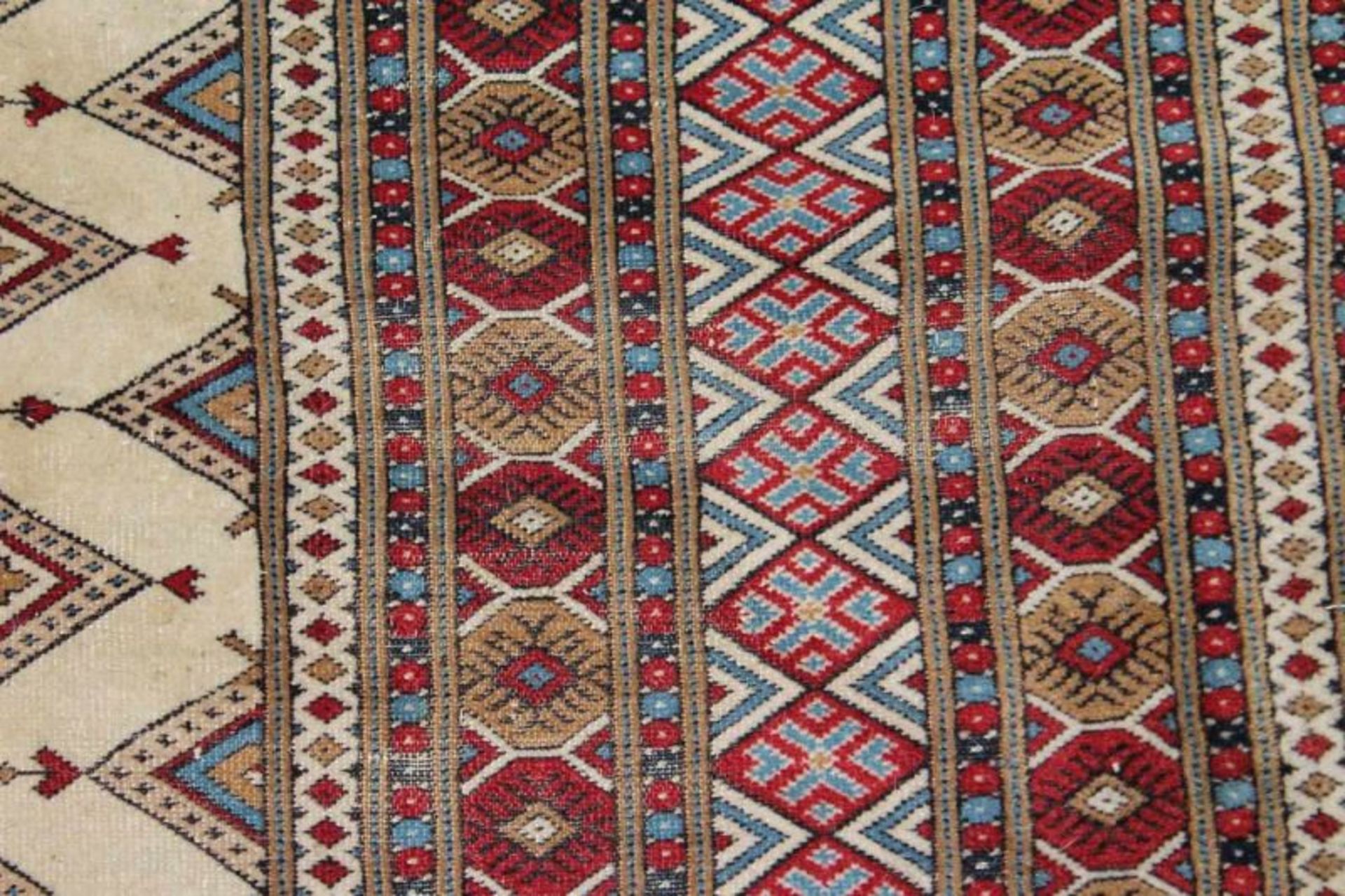 Yomoud, Turkmenistan, älter, ca. 2.88 x 1.85 m, Flor teils stärker reduziert, Fransen fehlen 20.00 % - Image 2 of 2