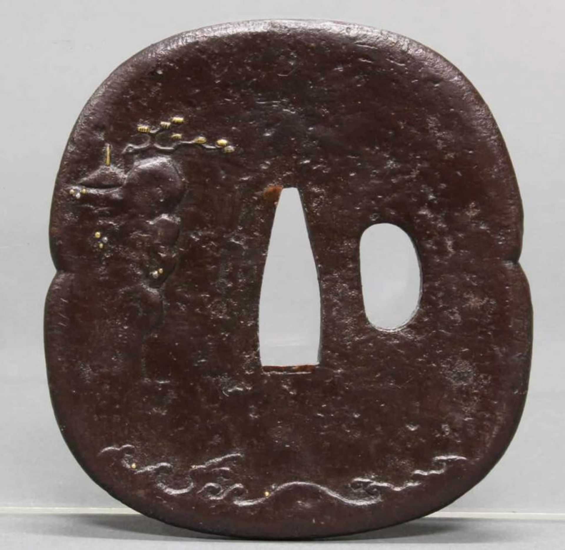 Tsuba, Japan, 19. Jh., Eisen, Mokkô-Form, im Relief Gama Sennin, Metalleinlagen, 8.5 x 8 cm, - Image 2 of 2