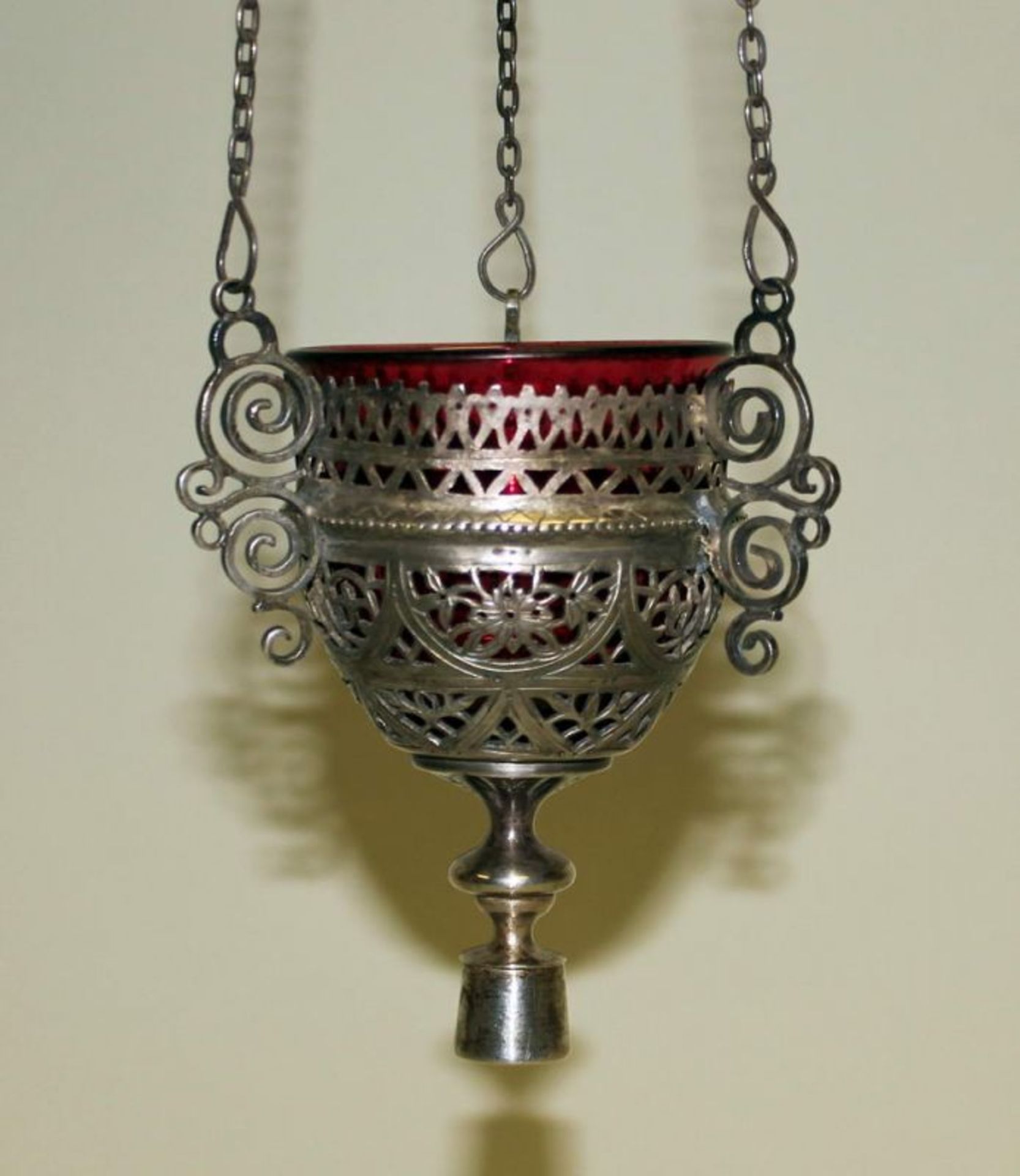 Hängeampel, Silber 84er, Moskau, 1882, ornamental, mit rotem Glaseinsatz, 152 g, eine Volute