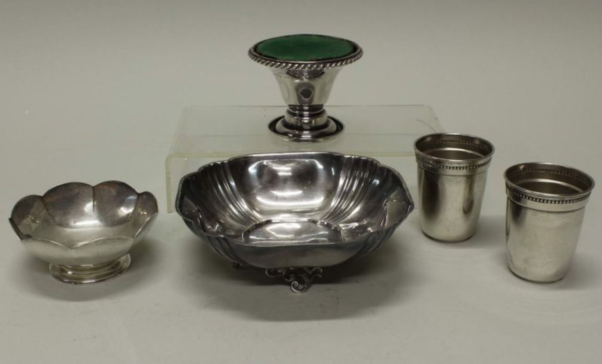 2 Becher, Schale, Silber 800, Italien, 5.5-7 cm hoch, zus. ca. 228 g; Schälchen, Silber 925,