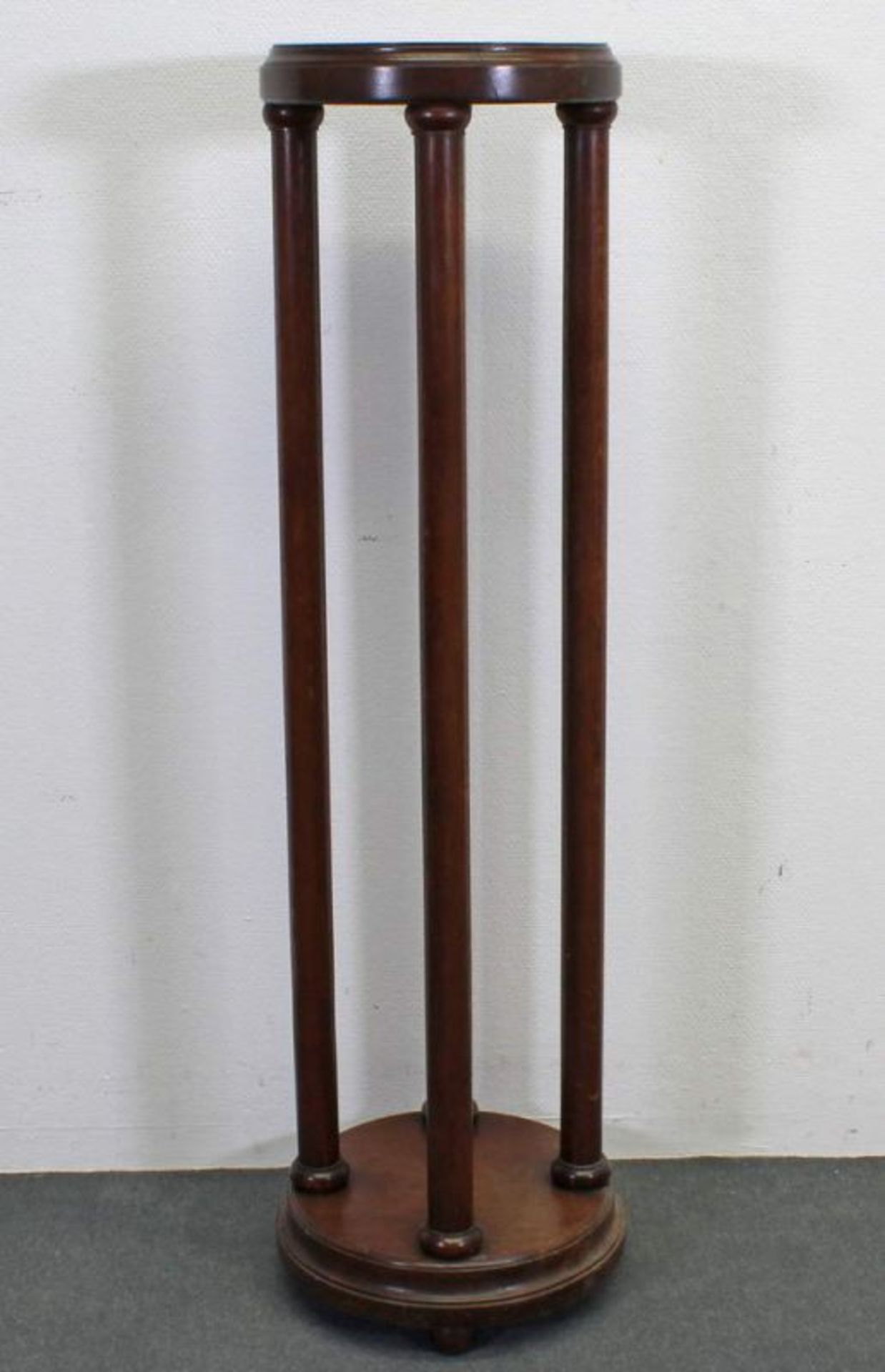 Säule, Anfang 20. Jh., Eiche, Schaft aus vier Rundsäulen bestehend, ø 32 cm, 119 cm hoch 20.00 %