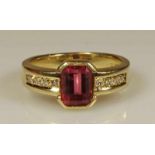 Ring, GG 585, 1 pinker Turmalin ca. 1.65 ct., im Smaragdschliff, 8 Brillanten zus. ca. 0.08 ct.,