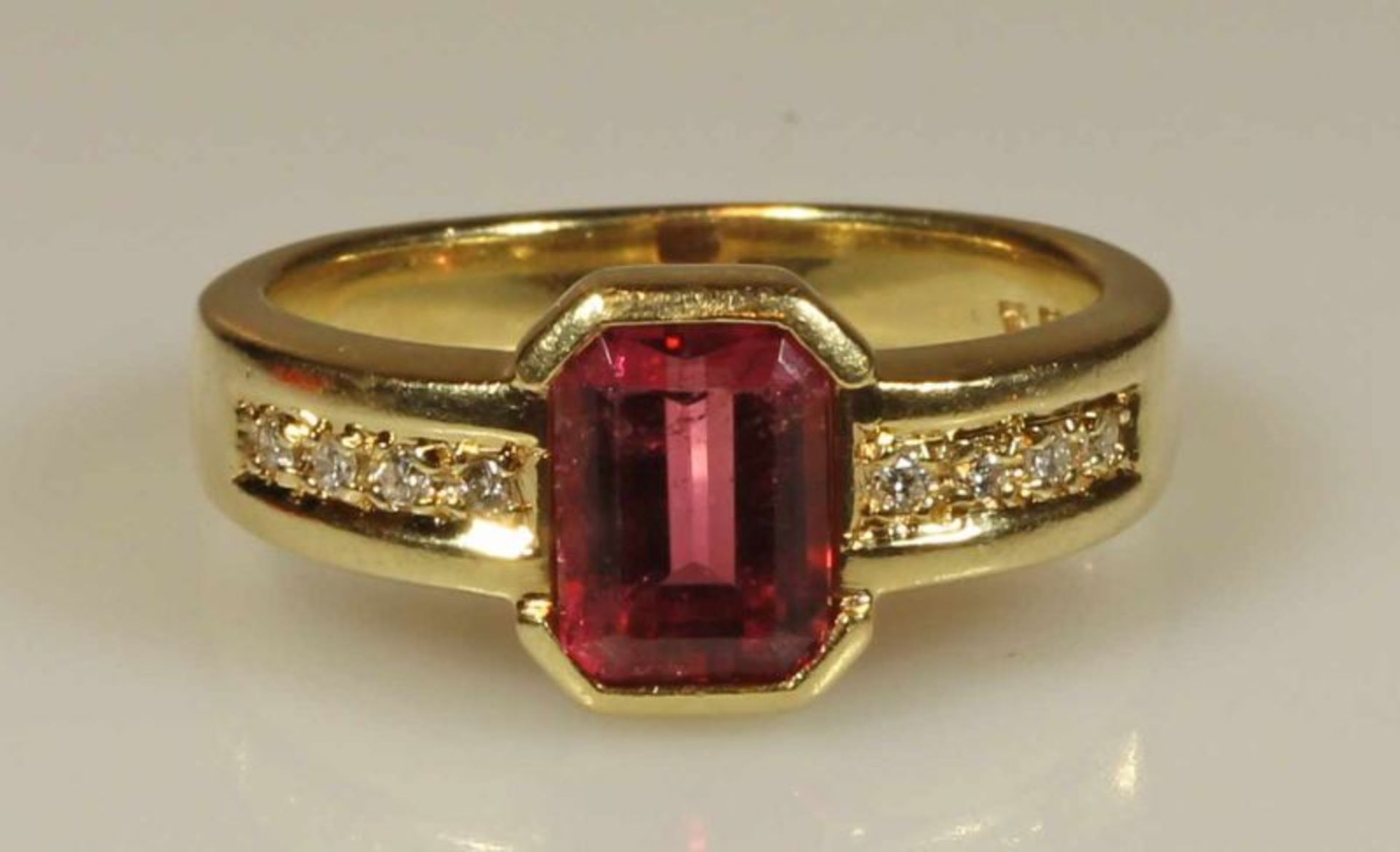 Ring, GG 585, 1 pinker Turmalin ca. 1.65 ct., im Smaragdschliff, 8 Brillanten zus. ca. 0.08 ct.,