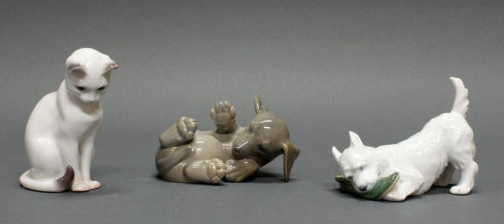 2 Porzellanfiguren, "Dachshund", "Terrier mit Schuh", Royal Kopenhagen, Modellnummern 1408 bzw 3476,