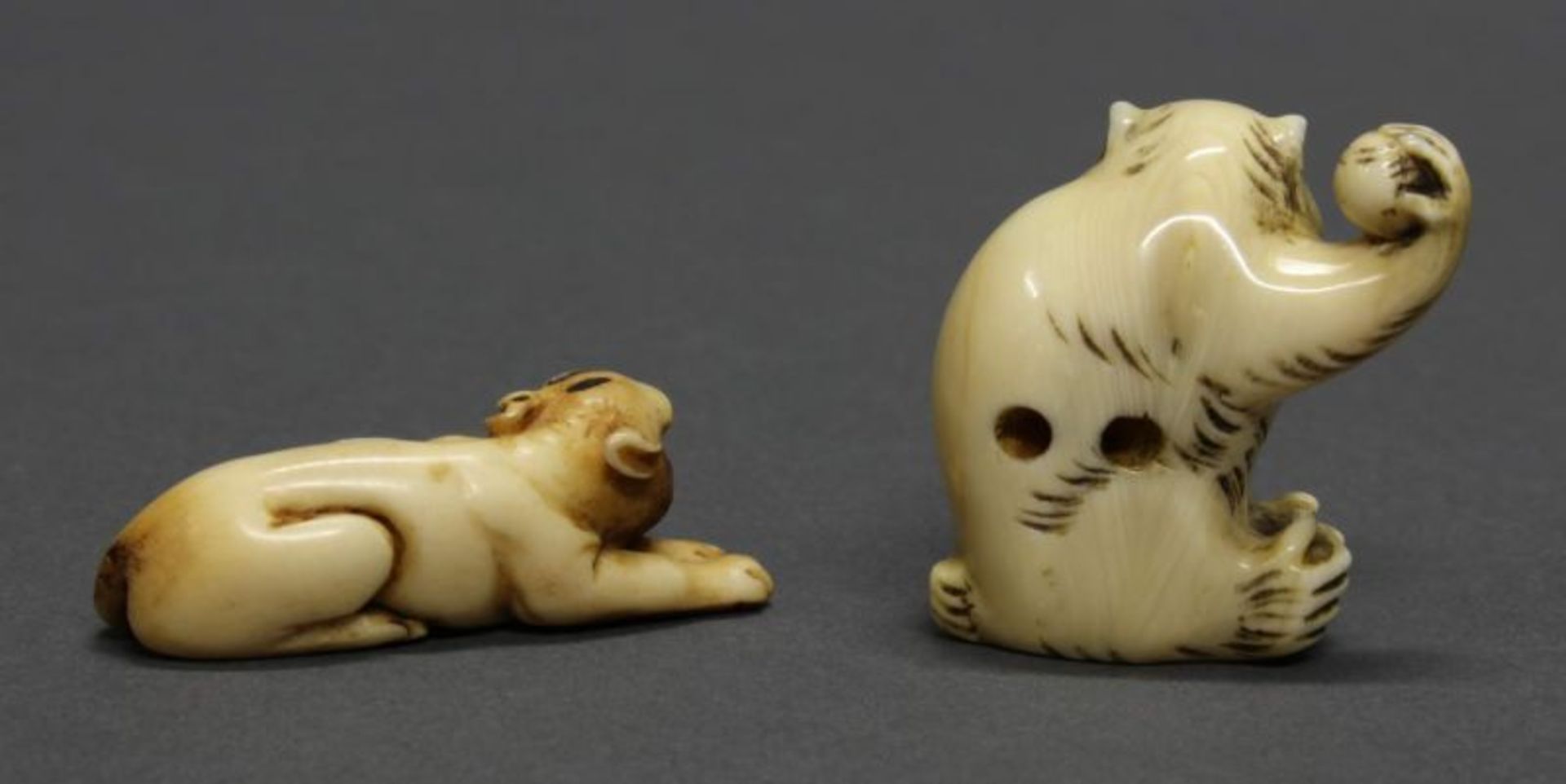 2 Netsuke, "Liegender Tiger", "Affe", Japan, 19./20. Jh., Hirschhorn bzw. Elfenbein, geschnitzt, - Image 2 of 3