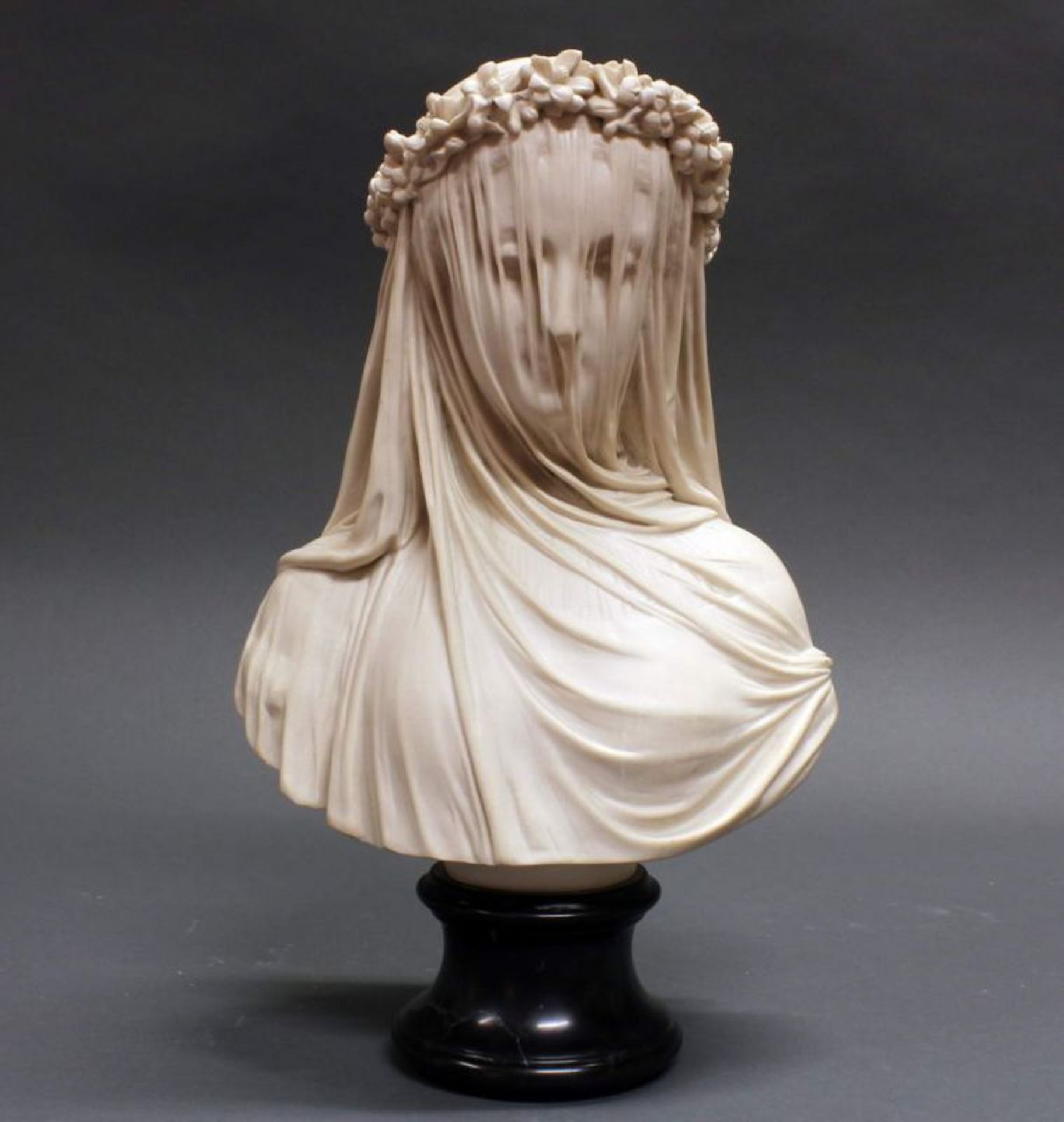 Büste, Alabaster(?), "Junge Frau mit Schleier", unterseitig bezeichnet A. Frilli Firenze Italy,