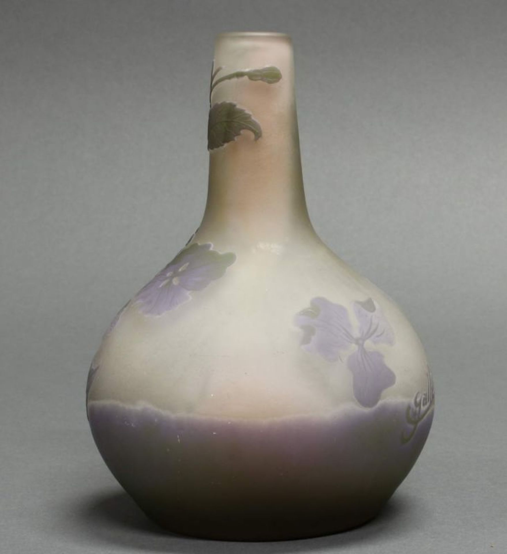 Vase, Emile Gallé, um 1910, Glas, violetter und grüner Überfangdekor mit Veilchen, kugelige Form mit - Image 2 of 5