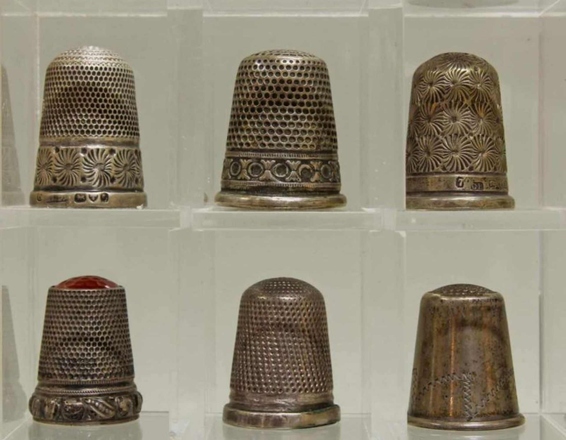 Sammlung von 52 Fingerhüten, meist Silber, England u.a., verschieden, ca. 2-2.8 cm hoch, - Image 2 of 7