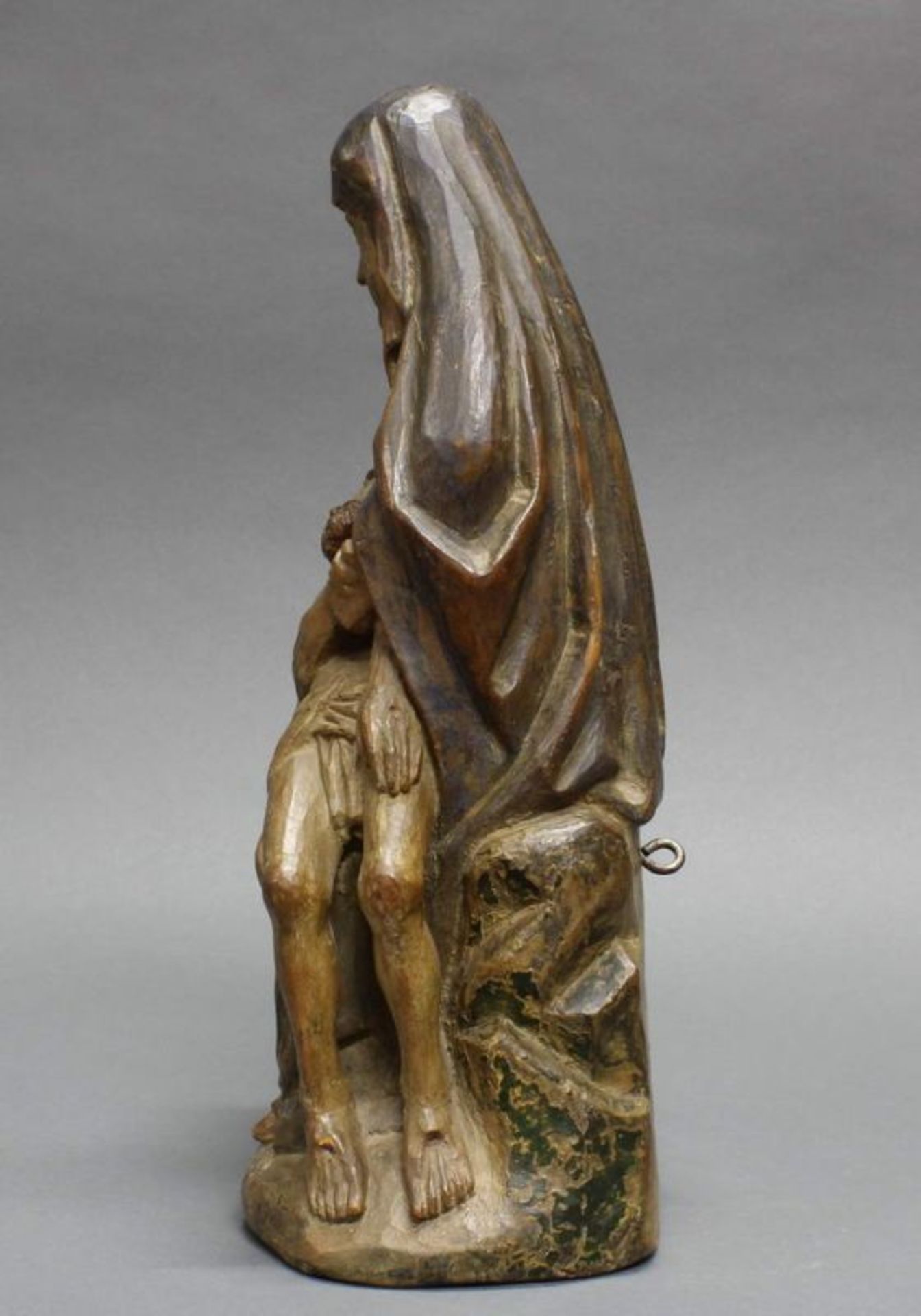 Skulptur, Holz geschnitzt, "Pietà", westfälisch, wohl Anfang 16. Jh., 34 cm, abgelaugt, Reste von - Image 3 of 6