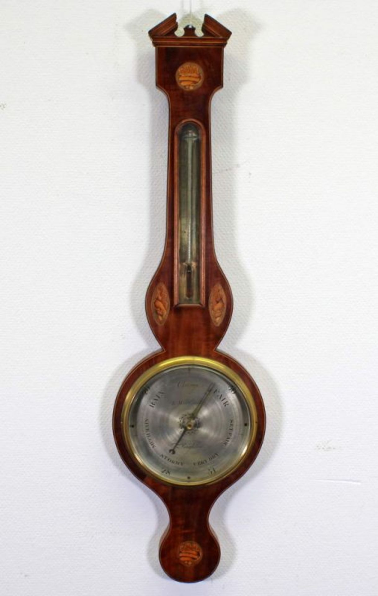 Barometer, England, 19. Jh., Mahagoni, Intarsien aus Zitronenholz, Banjoform, bezeichnet L.