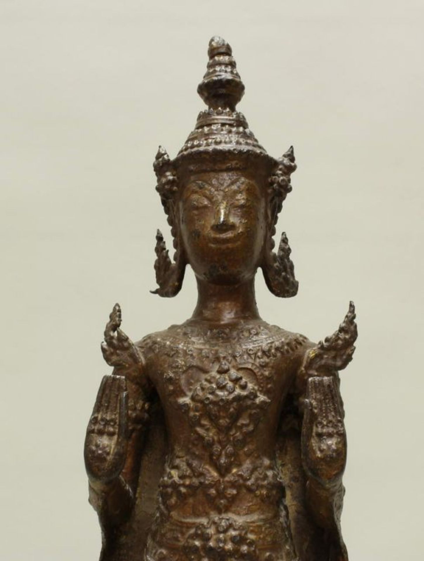 Skulptur, "Stehender Buddha", Thailand, 20. Jh., Rattanakosin, Bronze, Reste von Lackvergoldung, - Image 2 of 5