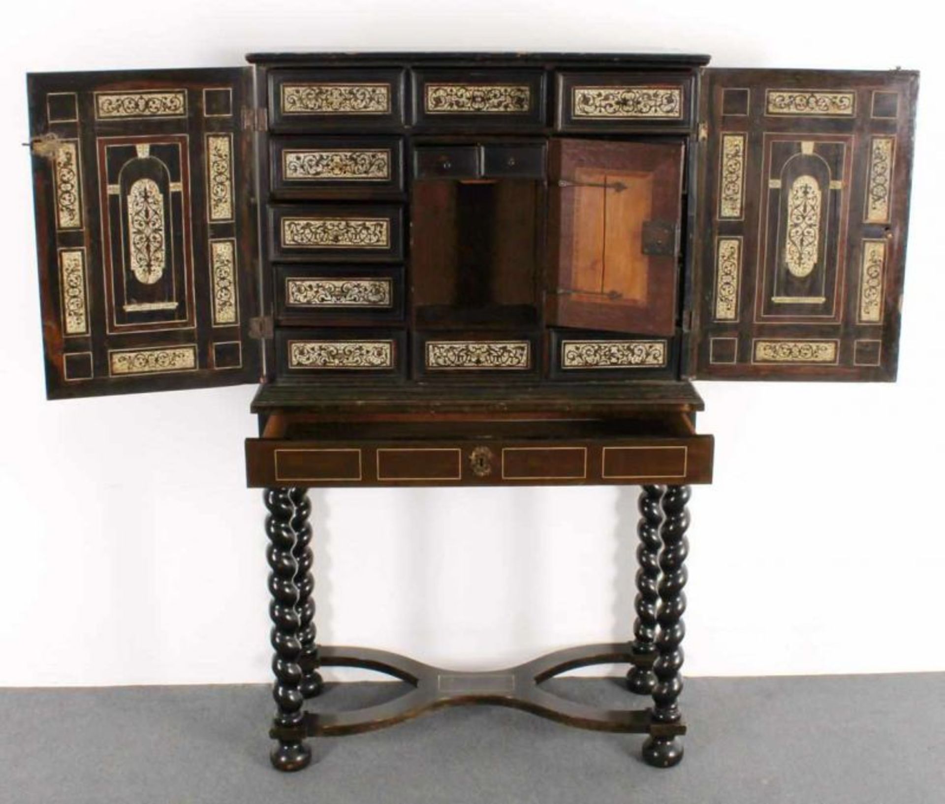 Kleiner Kabinettschrank, Augsburg, 1. Hälfte 17. Jh., zweitüriger Kasten aus ebonisiertem Holz, - Image 4 of 5