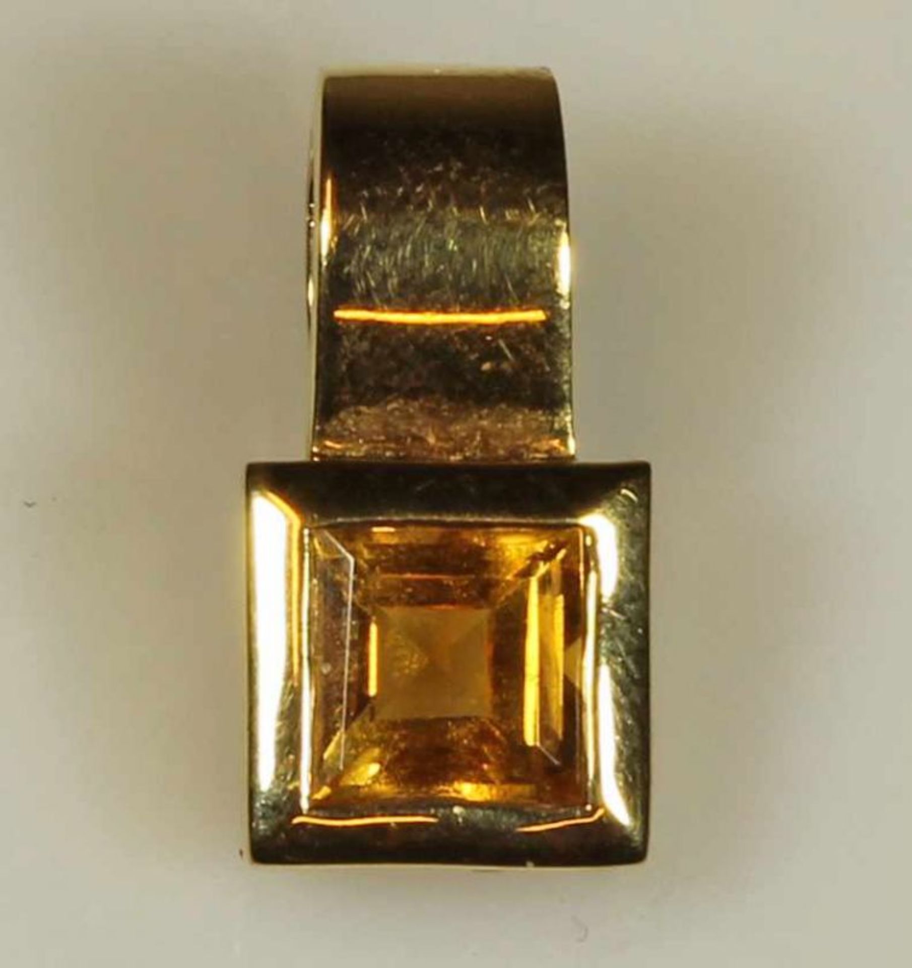 Schmuckset: Kettenanhänger, GG 333, 1 Citrincarrée, ca. 7 x 7 mm, 3.9 g; Paar Ohrstecker, GG 333, - Image 2 of 3