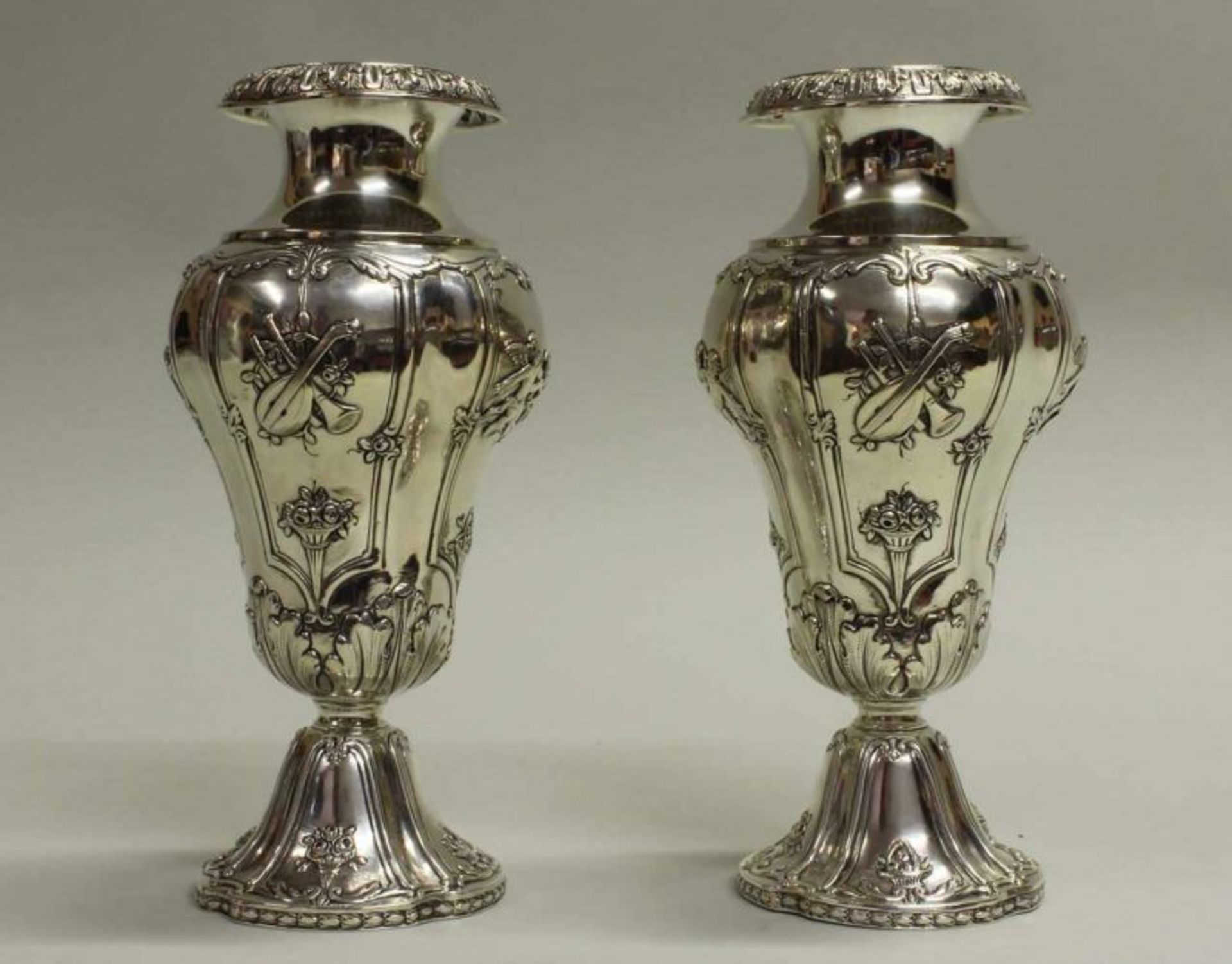 Paar Vasen, Silber, Hanau, um 1890, Neresheimer, Rokokoform, Reliefdekor mit Putten, Musikalien