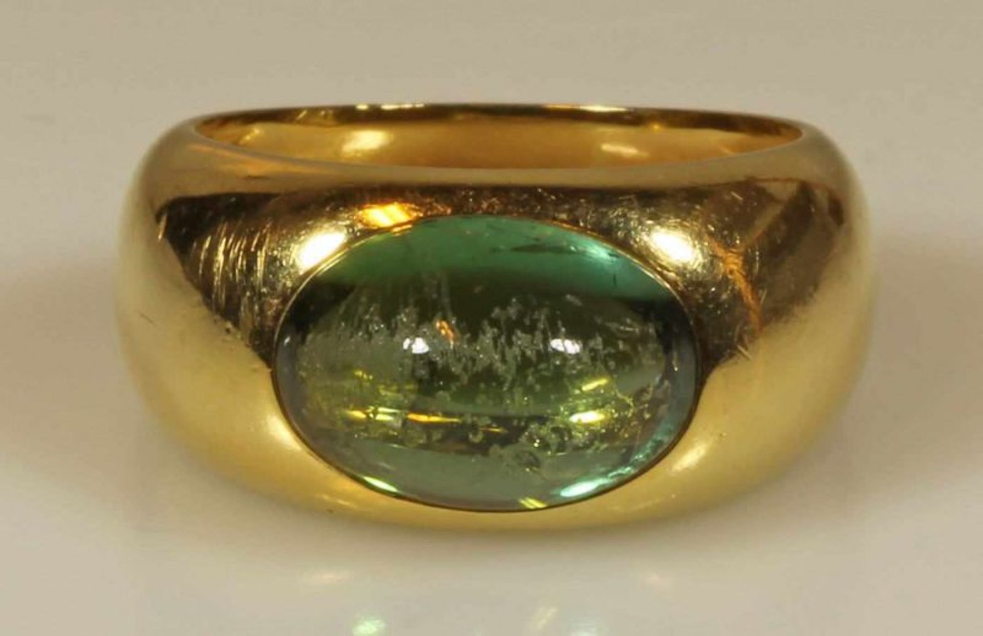 Bandring, GG 750, 1 ovaler grüner Turmalin-Cabochon, 8.7 g, RM 18 20.00 % buyer's premium on the