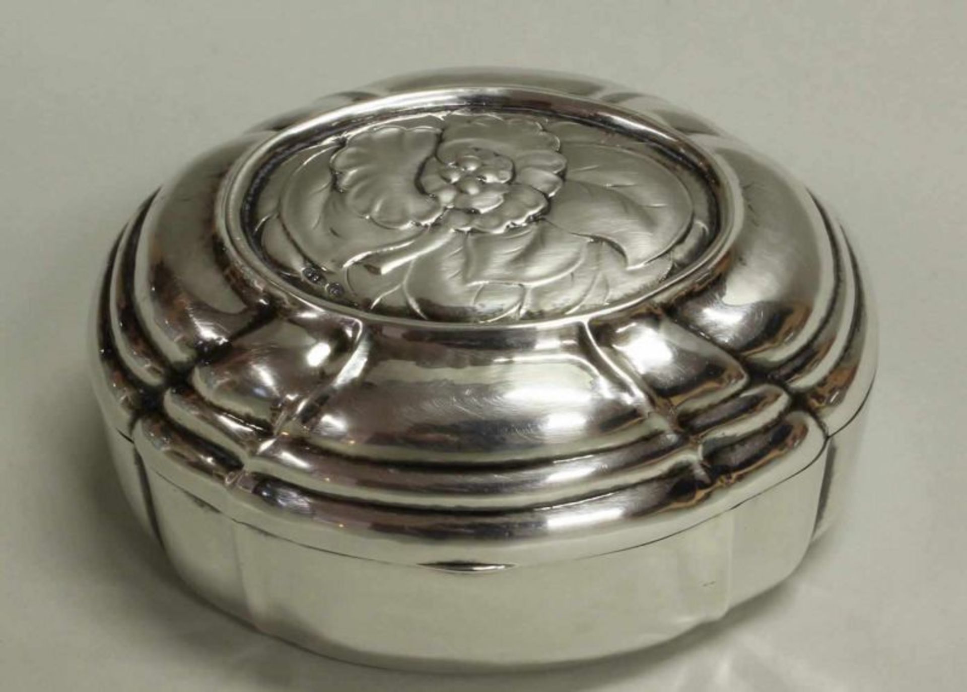 Pillendose, Silber 925, Kopenhagen, Georg Jensen, Modellnummer 142, floral verziert, 3.5 x 7 x 5.5