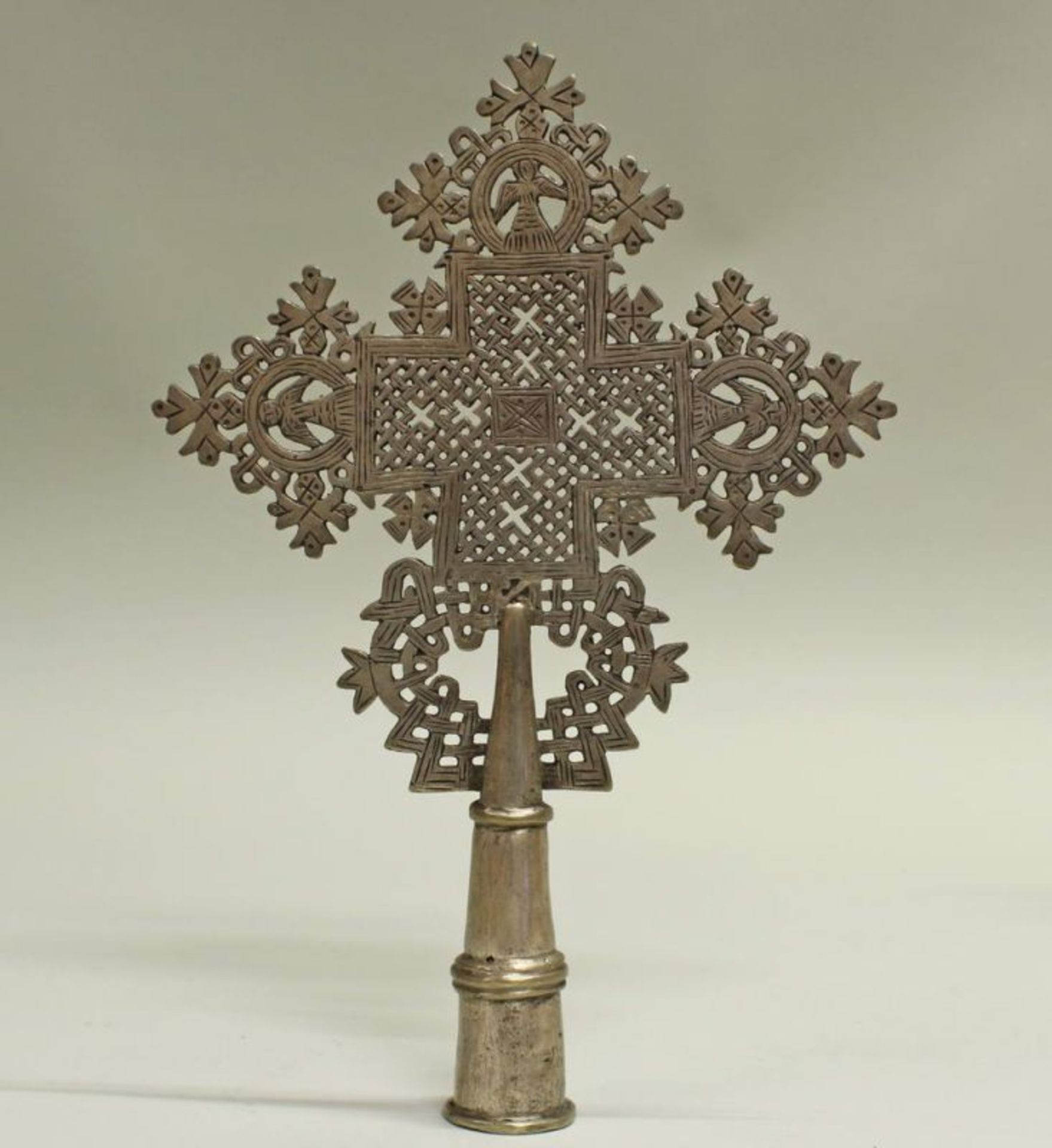 3 koptische Kreuze, Nordafrika, Weißmetall, ornamental: Handsegnungskreuz und 2 Vortragekreuze, 27. - Image 3 of 4