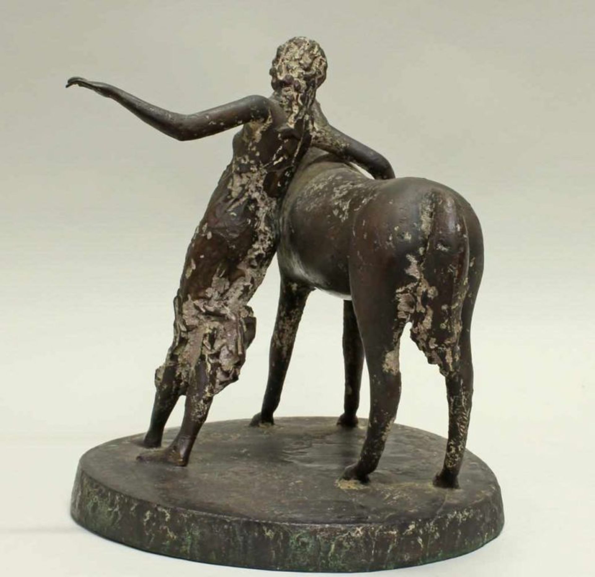 Bronze, "Mädchen mit Pferd", auf dem Sockel undeutlich bezeichnet WR oder NP (?) 75, 29 cm hoch 20. - Image 2 of 4