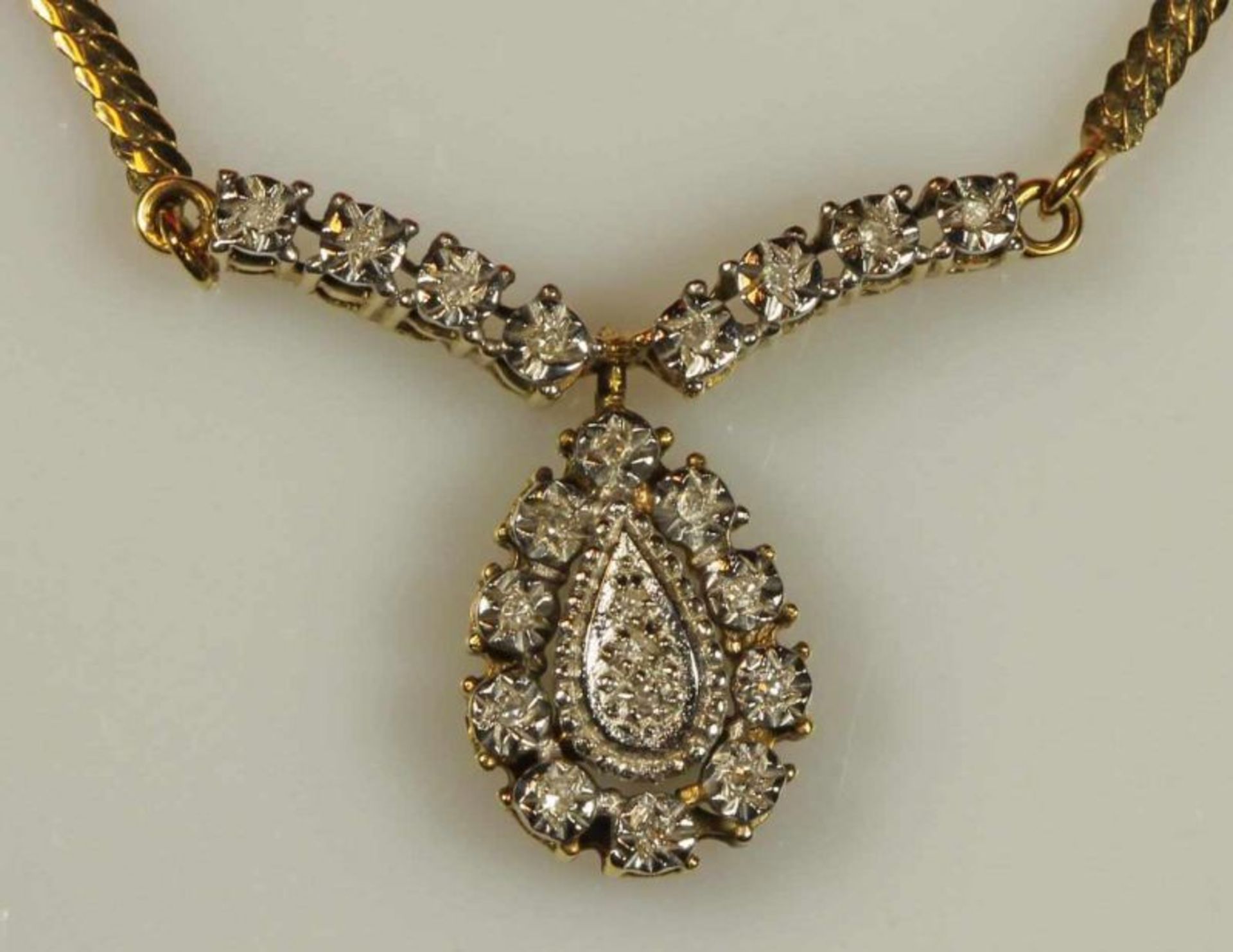 Collier, WG 585, Diamantbesatz, 45 cm lang, 12 g 20.00 % buyer's premium on the hammer price 19.00 %