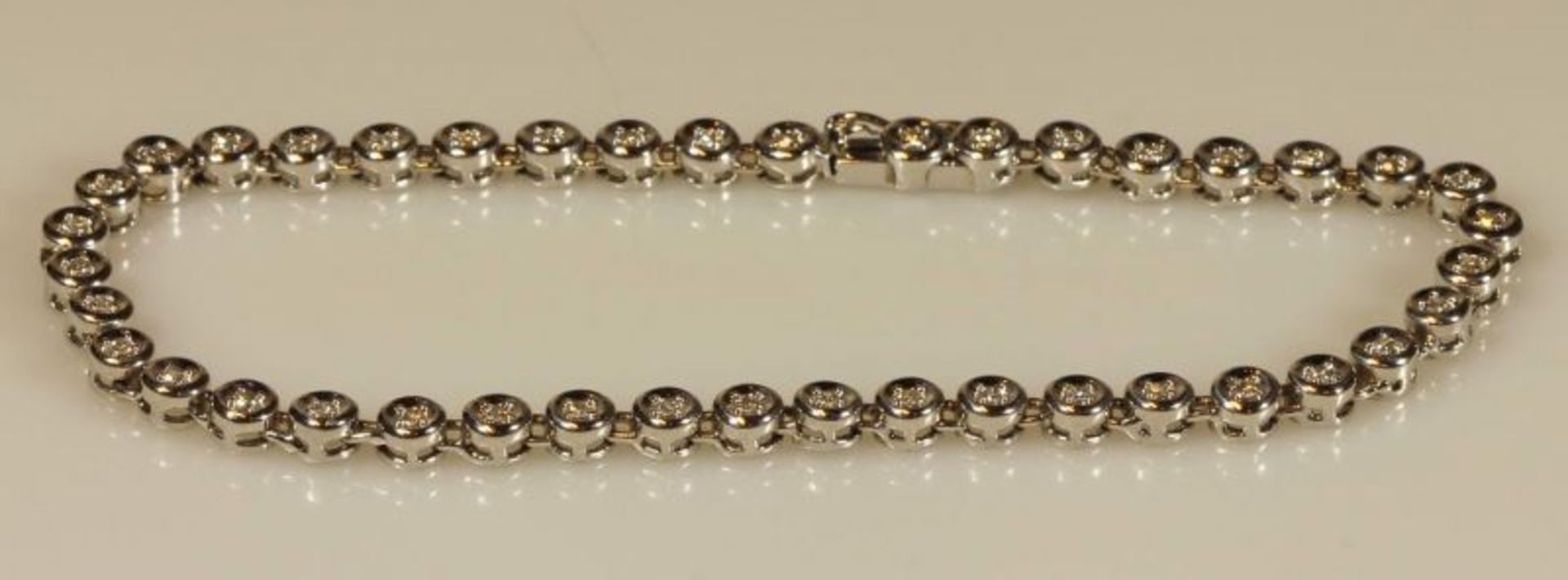 Armband, sog. Tennisband, WG 585, 41 Brillanten zus. ca. 0.50 ct., 19.5 cm lang, 10 g 20.00 %